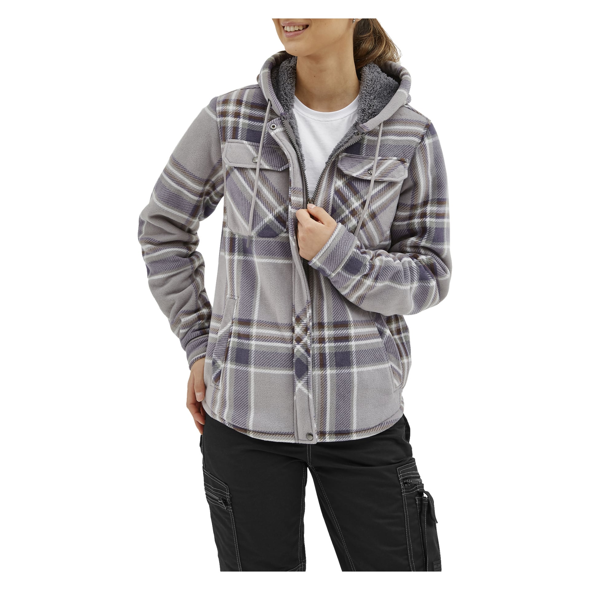 Eine Frau in der Bluewear Women's Fleecejacke, Milly, mit einem grau-lila karierten Muster und Kapuze, trägt sie über einem weißen Hemd und schwarzen Cargohosen. Sie öffnet gerade ihren Reißverschluss und lächelt, während sie leicht zur Seite schaut.
