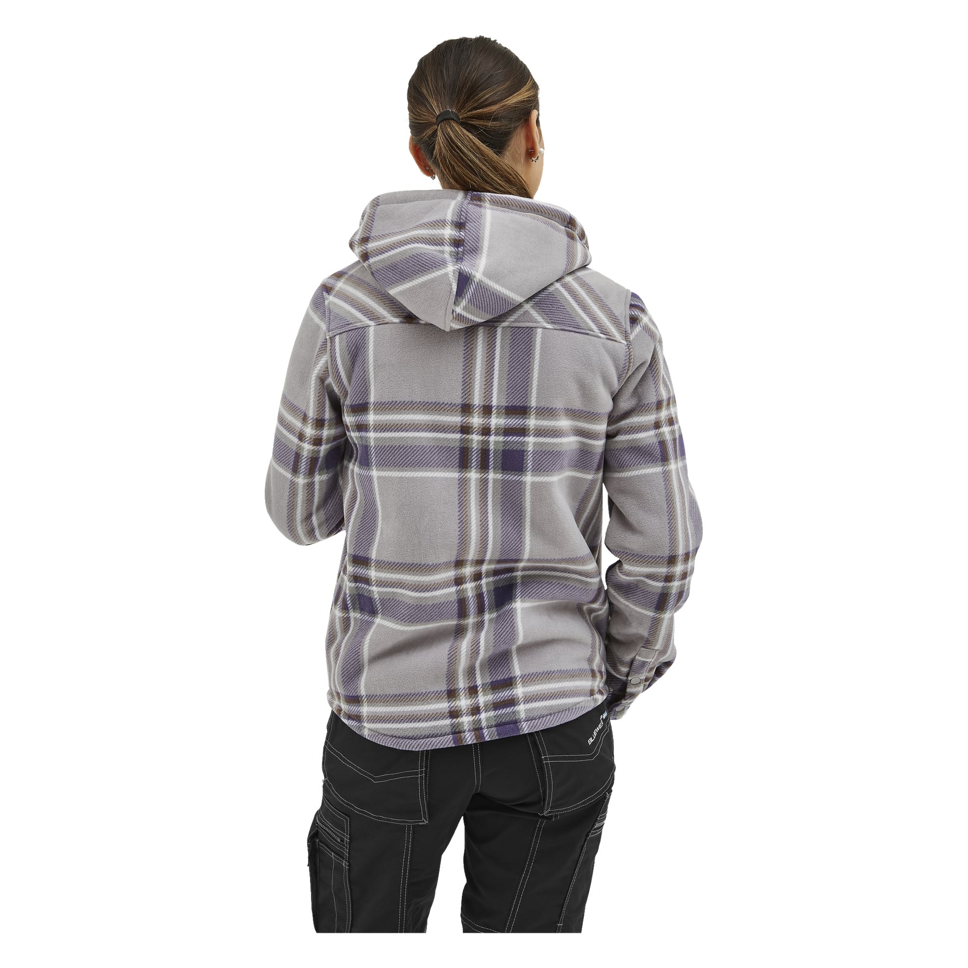 Eine Person, die mit dem Rücken zur Kamera steht, trägt eine hellgraue und lila karierte Bluewear Damenfleecejacke Milly und schwarze Hosen, das Haar zu einem tiefen Pferdeschwanz gebunden.