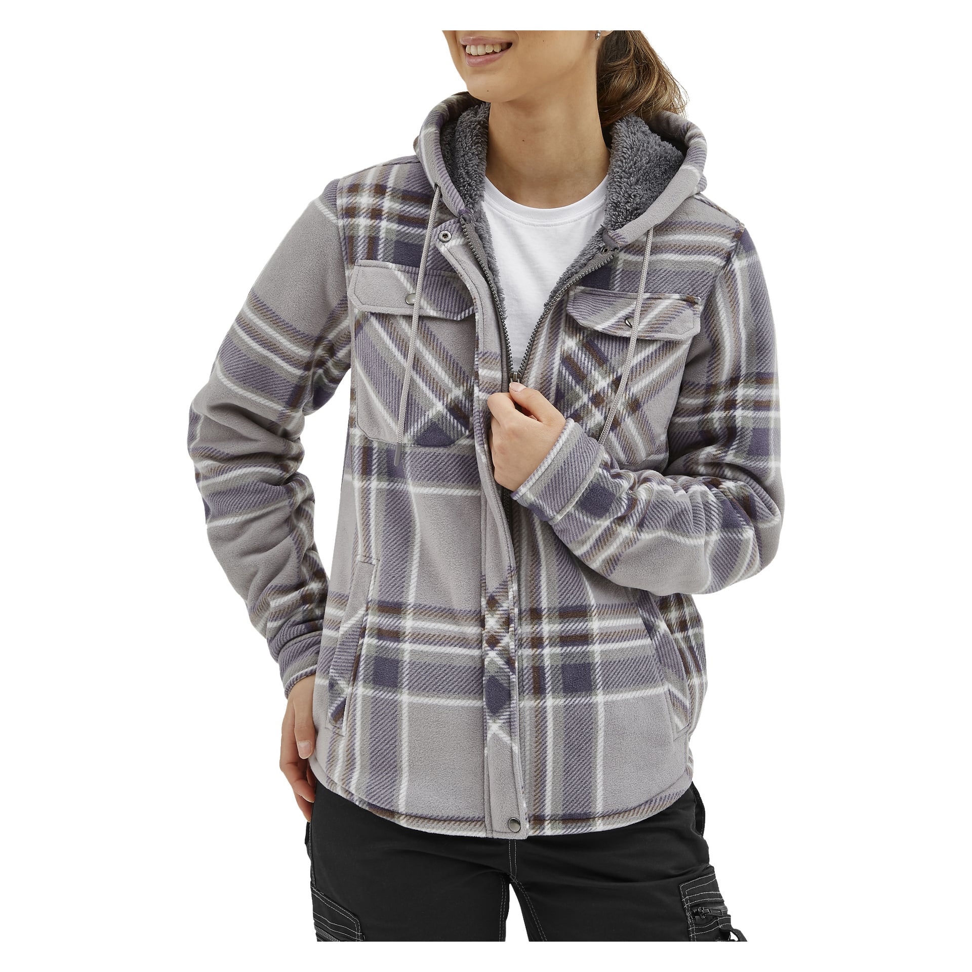Eine Frau lächelt, während sie die Bluewear Women's Milly Fleecejacke trägt, die ein graues, weißes und lila kariertes Muster mit Kapuze hat. Sie hat es teilweise über einem weißen T-Shirt gezippt.