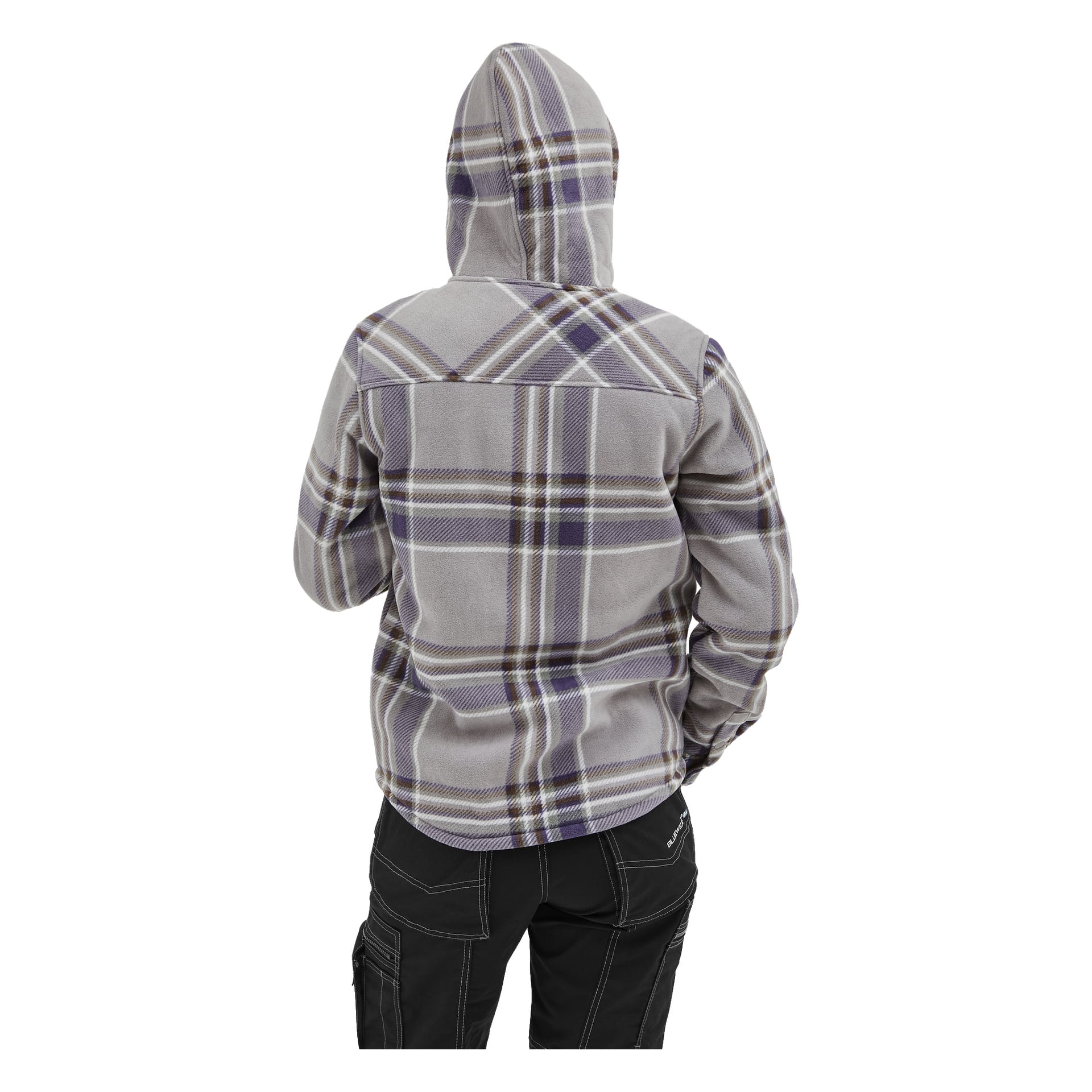 Nainen mallintaa Bluewear Women's Fleece -takkia Millyä harmaalla ja violetilla ruudullisella kuviolla. Hän katsoo pois kamerasta huppu päässä, vasen käsi taskussa ja mustat housut jalassa.