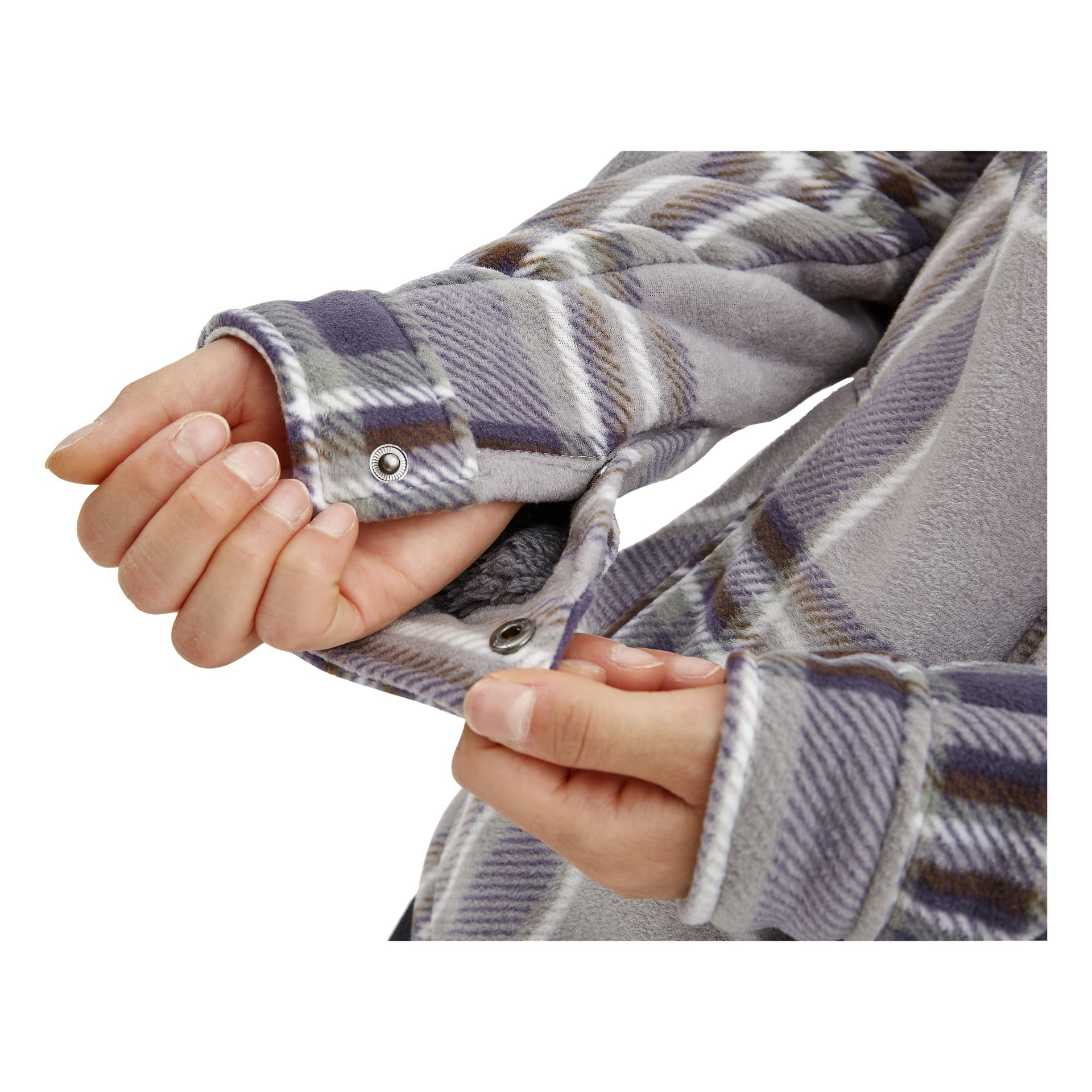 Kädet kiinnittävät Bluewear Women's Milly -fleecetakin hihansuutta, jossa on harmaa ja violetti ruudullinen kuvio, ja käsiin ja kankaaseen kiinnitetään huomiota, kun taas taustaa ei näy.