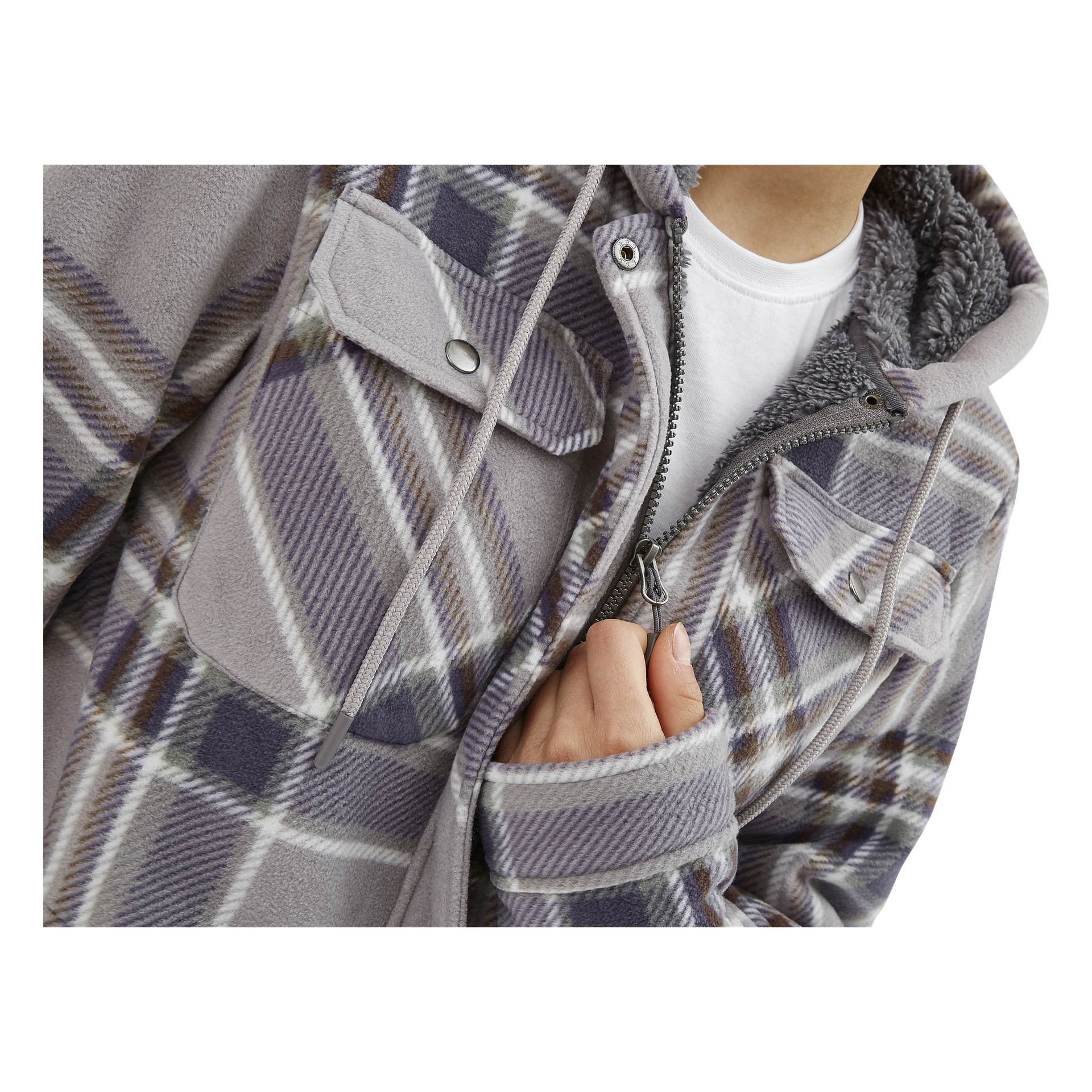 Eine Person, die ein weißes T-Shirt trägt, öffnet die Bluewear Women's Milly Fleecejacke, die ein kariertes Design in Grau-, Weiß- und Lilatönen hat, Brusttaschen und eine Kapuze. Das Bild zeigt nur den unteren Teil des Gesichts der Person.