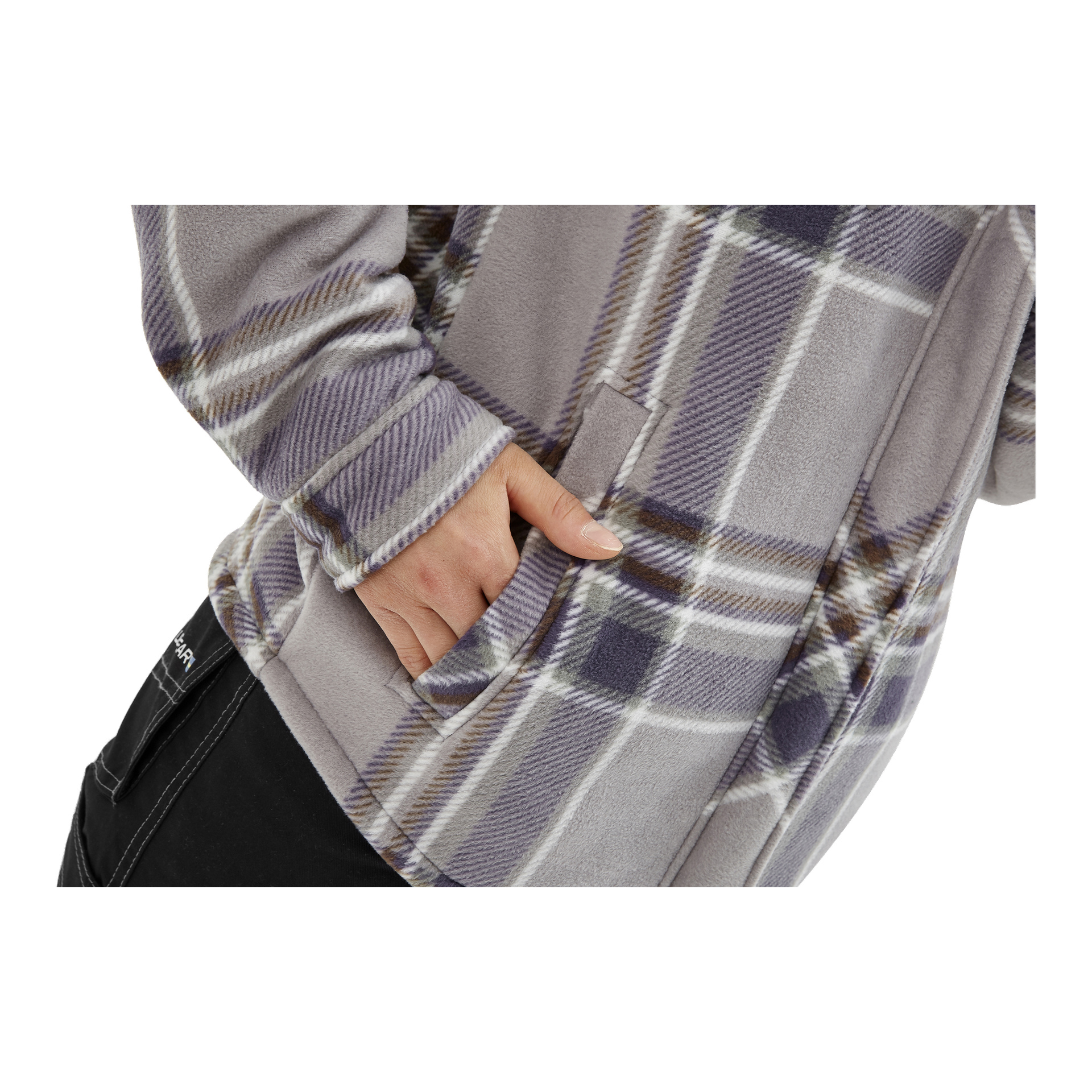 Eine Person präsentiert die Bluewear Women's Milly Fleecejacke, die ihr graues, weißes und lila kariertes Design zeigt. Eine Hand liegt in einer Jackentasche, schwarze Hosen sind teilweise sichtbar. Das Bild zeigt nur den Oberkörper und einen Teil einer Hand.