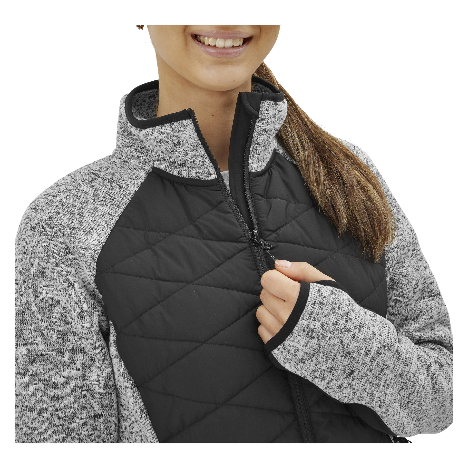 Uśmiechnięta kobieta z brązowymi włosami związanymi w kucyk zapina szaro-czarną damską hybrydową kurtkę "Hilma by Bluewear", widoczną od ramion w górę.