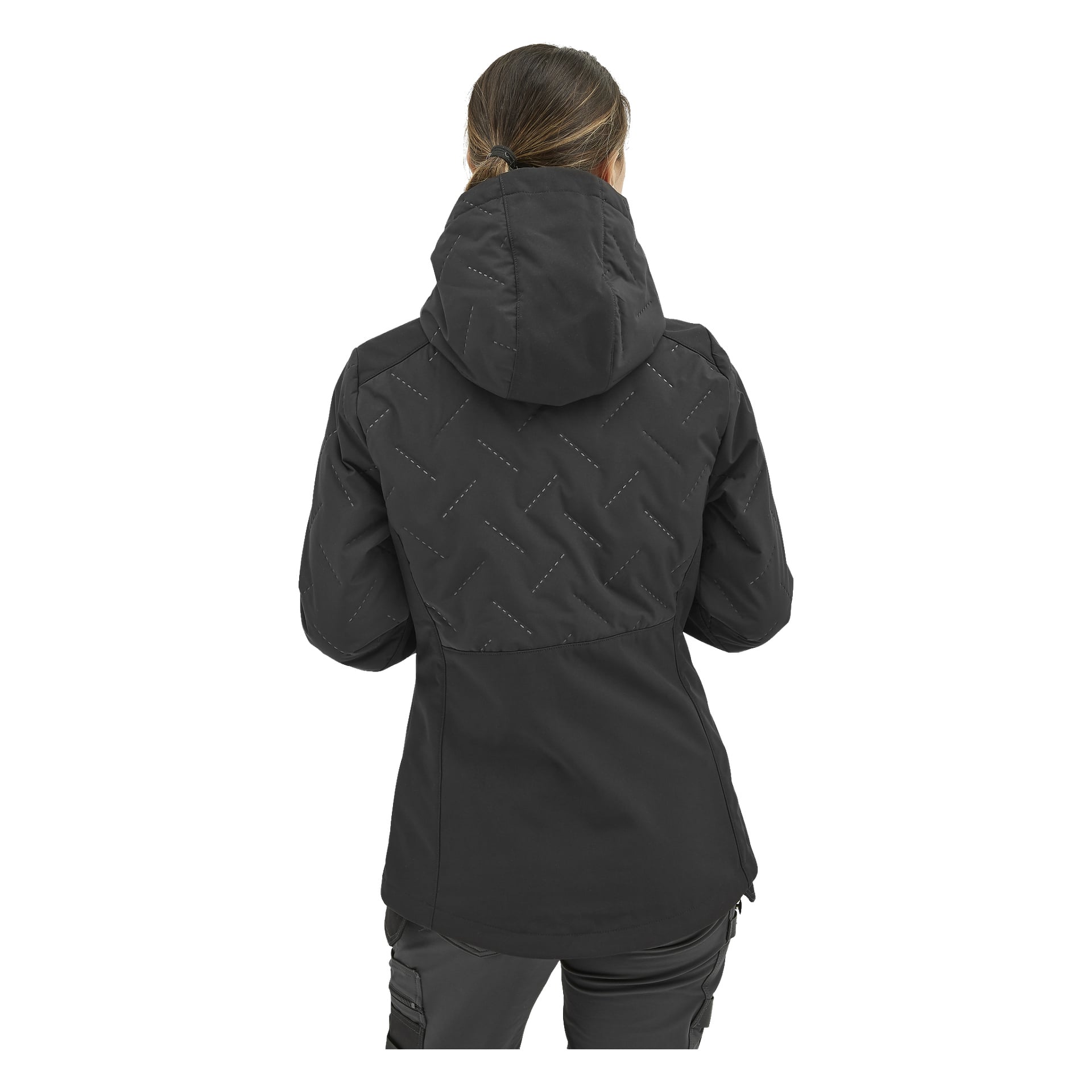 Von hinten gesehen trägt eine Person mit zurückgebundenem braunem Haar die leicht gepolsterte Softshelljacke Bluewear Jenny Damen in Schwarz, mit Zickzacknaht am Rücken und einem isolierten Look.