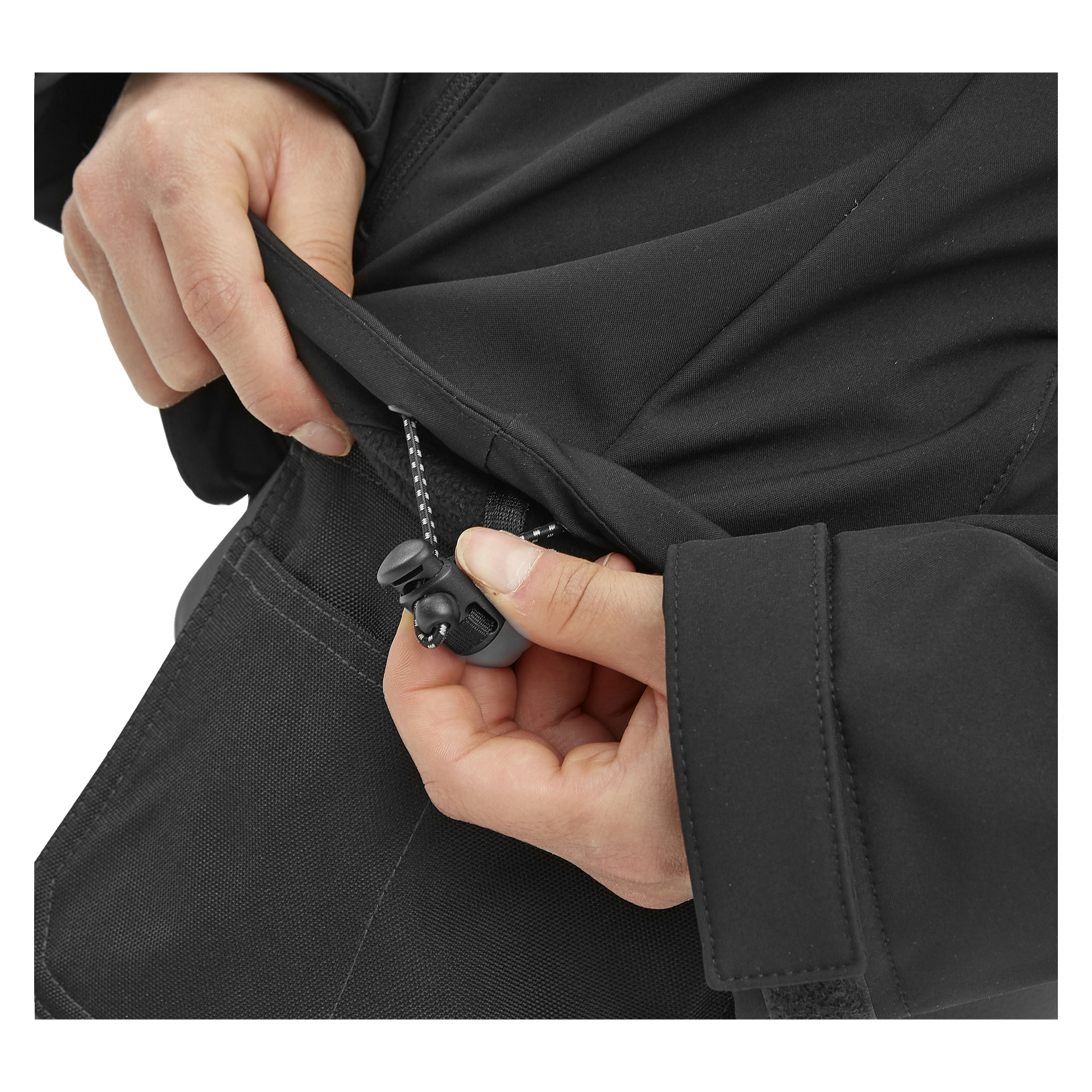 Die Hände richten den Kordelzug einer leicht gepolsterten Softshelljacke von Bluewear Jenny mit einem Cord-Schloss ein, wobei auf dieser Nahaufnahme nur die Hände und ein Teil der schwarzen Jacke sichtbar sind.
