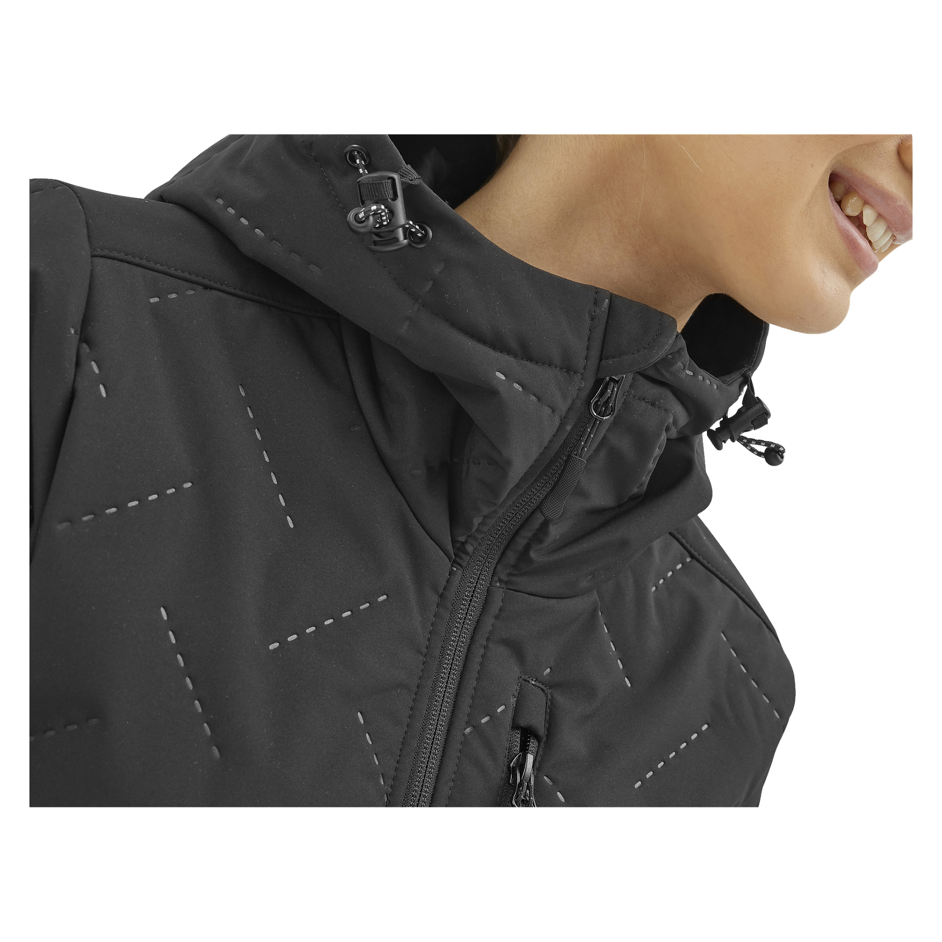 Eine Nahaufnahme von jemandem, der die schwarze, leicht gepolsterte Damen-Softshelljacke von Bluewear Jenny mit genähten Details und einem Reißverschluss vorne trägt. Die Person lächelt und zeigt nur die untere Hälfte ihres Gesichts.