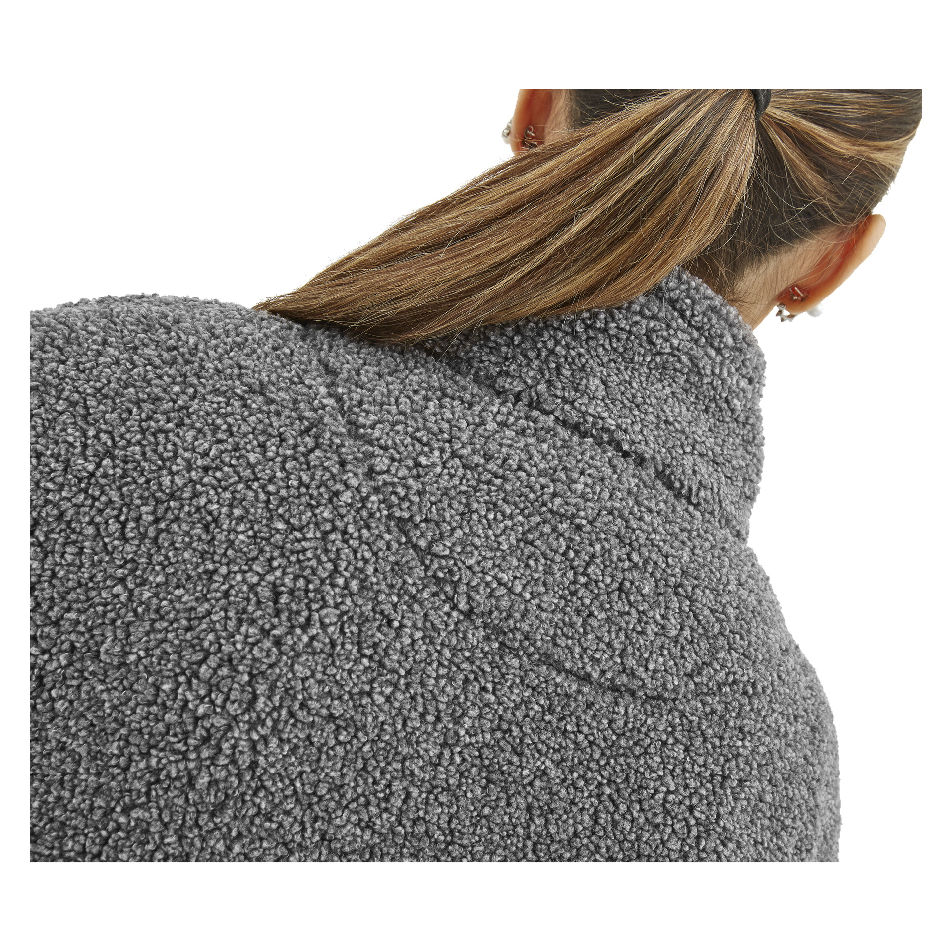 Eine Frau mit hellbraunen Haaren, die zu einem Pferdeschwanz gebunden sind, wird von hinten betrachtet und trägt die Bluewear "Vivienne" Damen-Fleecejacke mit grau strukturiertem Sherpa-Finish.