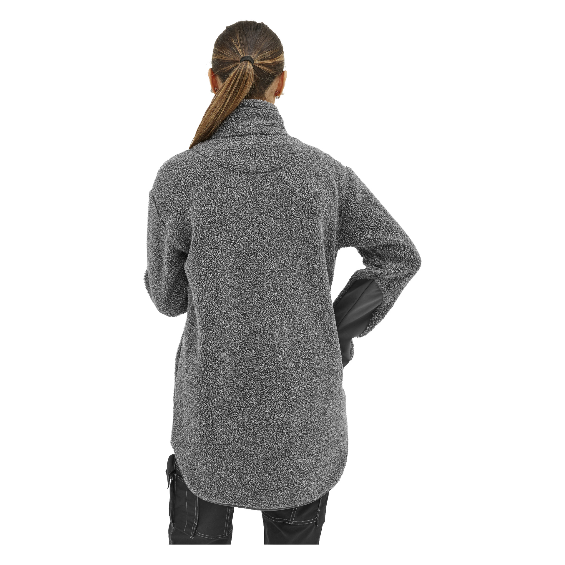 En person med långt brunt hår uppsatt i en hästsvans står med ryggen mot kameran, klädd i en texturerad grå Bluewear Woman's Vivienne fleecejacka och svarta byxor. En hand placeras på höften.
