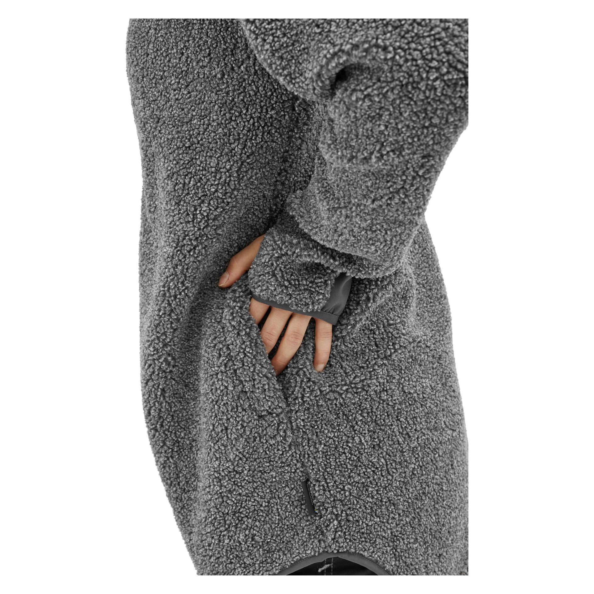 En kvinna visar den texturerade grå Vivienne-fleecejackan från Bluewear, hennes högra hand nedstoppad i en sidoficka. Ärmen har ett tumhål som blottar en del av hennes hand. Endast hennes överkropp och arm är synliga.