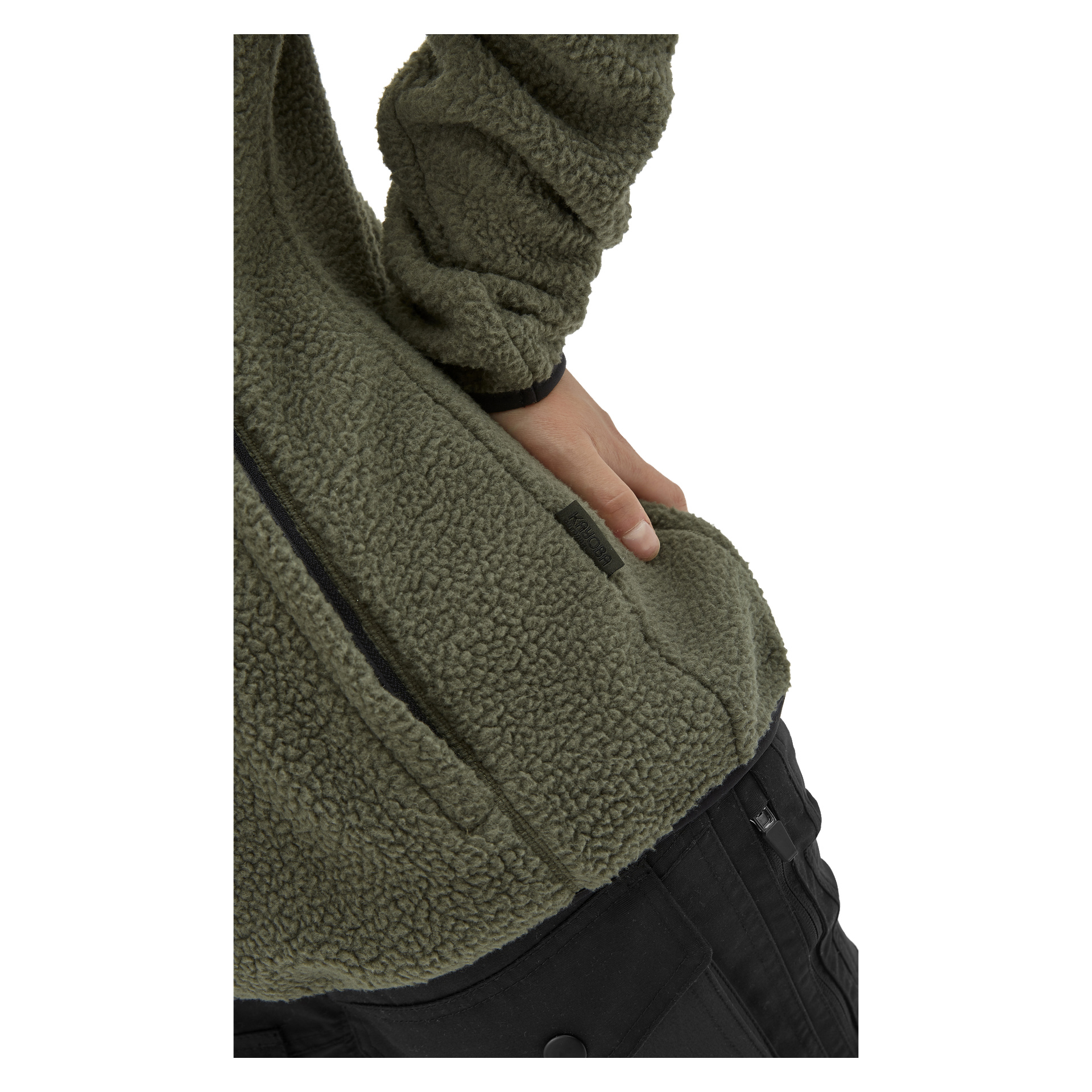 En sidovy av en person klädd i den olivgröna Kayoba Outdoor Woman's fleecejacka Ljusdal, som har en texturerad yta och en framträdande vertikal dragkedja nära en ficka, bärs med svarta byxor.