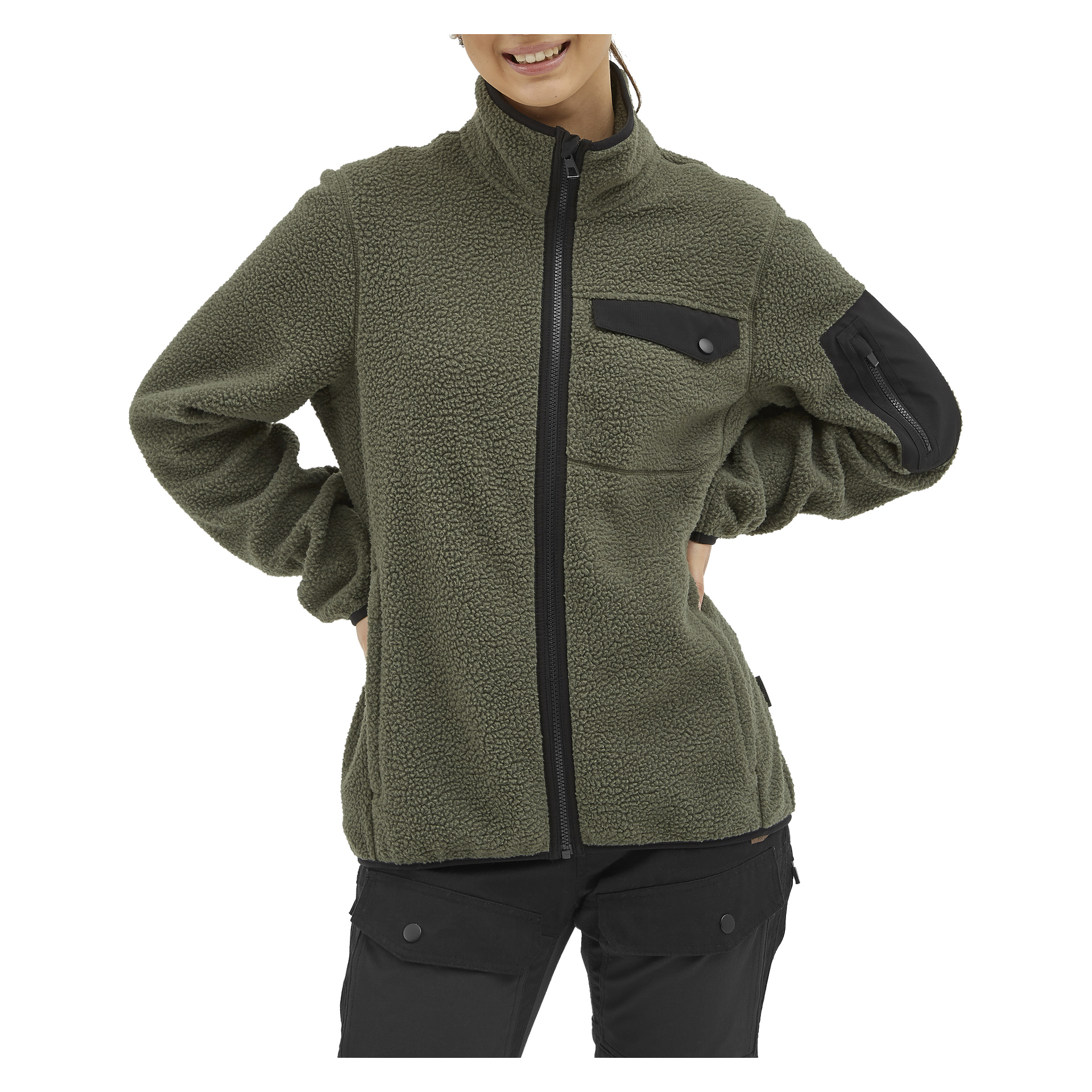 Noen modellerer den olivengrønne Kayoba Outdoor Women's fleecejakken Ljusdal, som har høy krage, svart glidelås og lommer både på bryst og erme. Hendene deres er plassert på hoftene, med bare munnen og haken synlig.