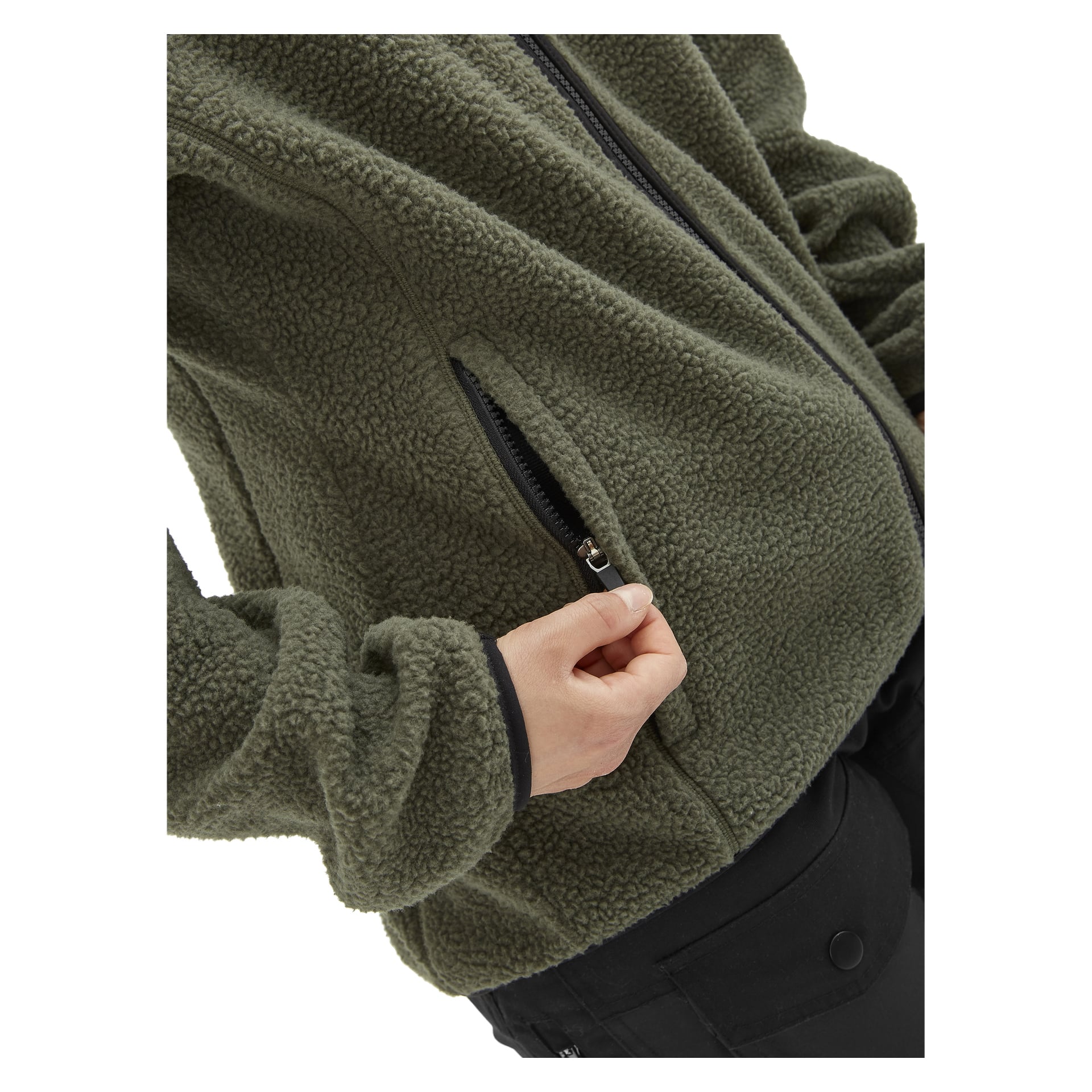 Henkilö avaa vihreän Kayoba Outdoor Woman's fleece -takin Ljusdalin sivutaskun vetoketjun, keskittyen vartaloon ja käteen. Heillä on myös mustat housut.