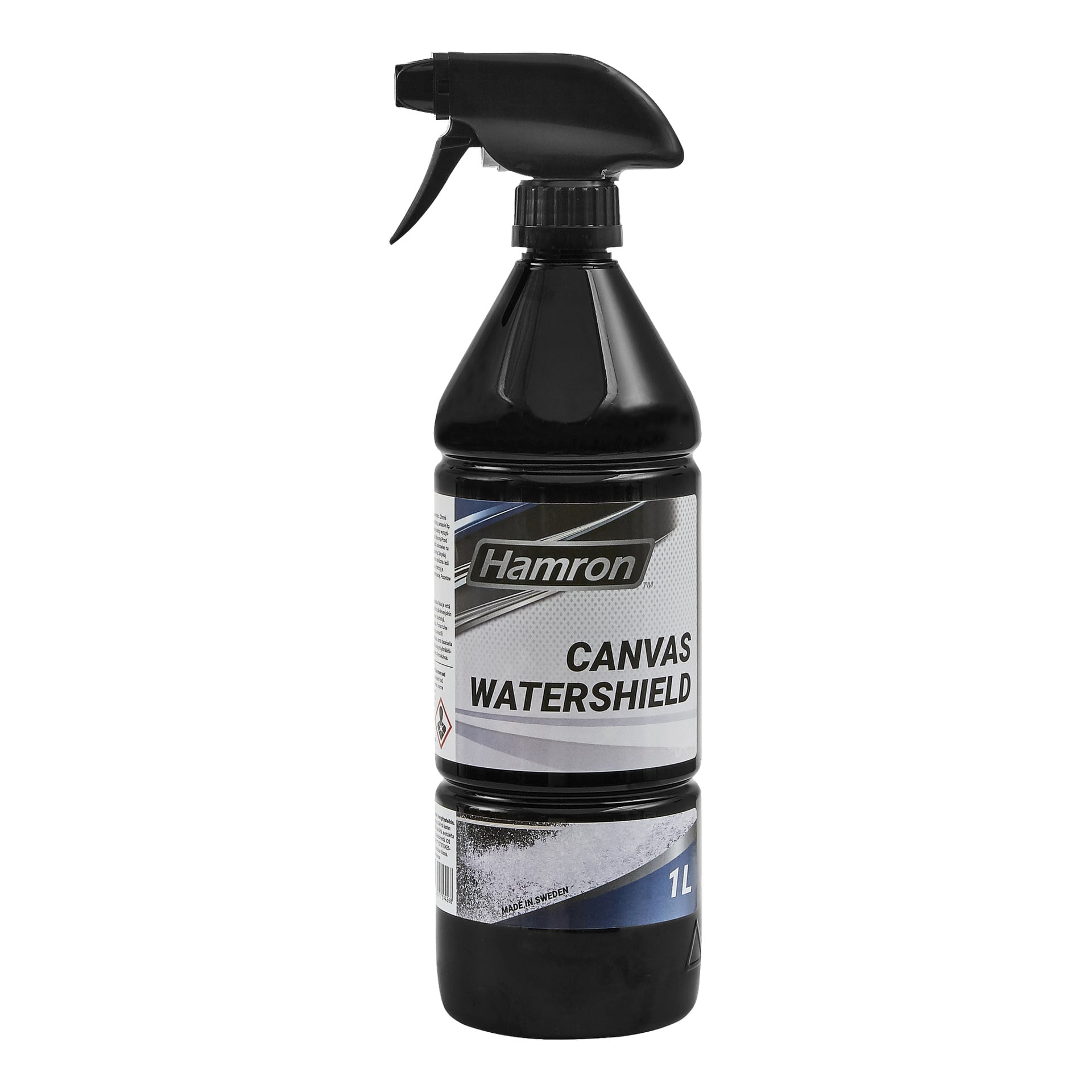 En svart sprayflaska med ett avtryckarmunstycke märkt Hamron Cover Waterproofing 1L. Etiketten innehåller produktdetaljer och en bild av vatten som sprutas på tyget för att visa dess avskräckande effekt.