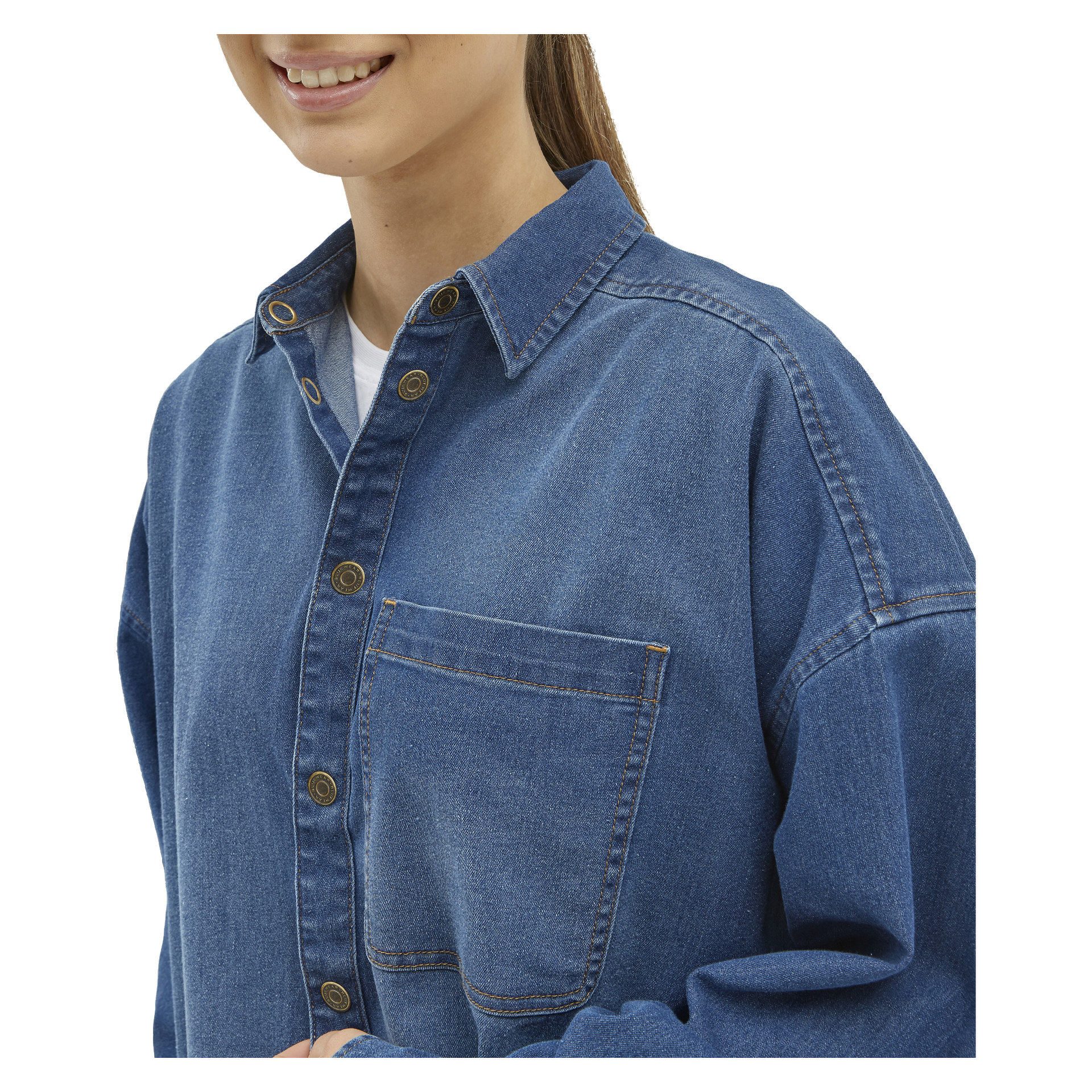 Modellen bär "Bluewear Women's denim shirt Jolene" med framficka. Endast nedre ansiktet, nacken och överkroppen syns.