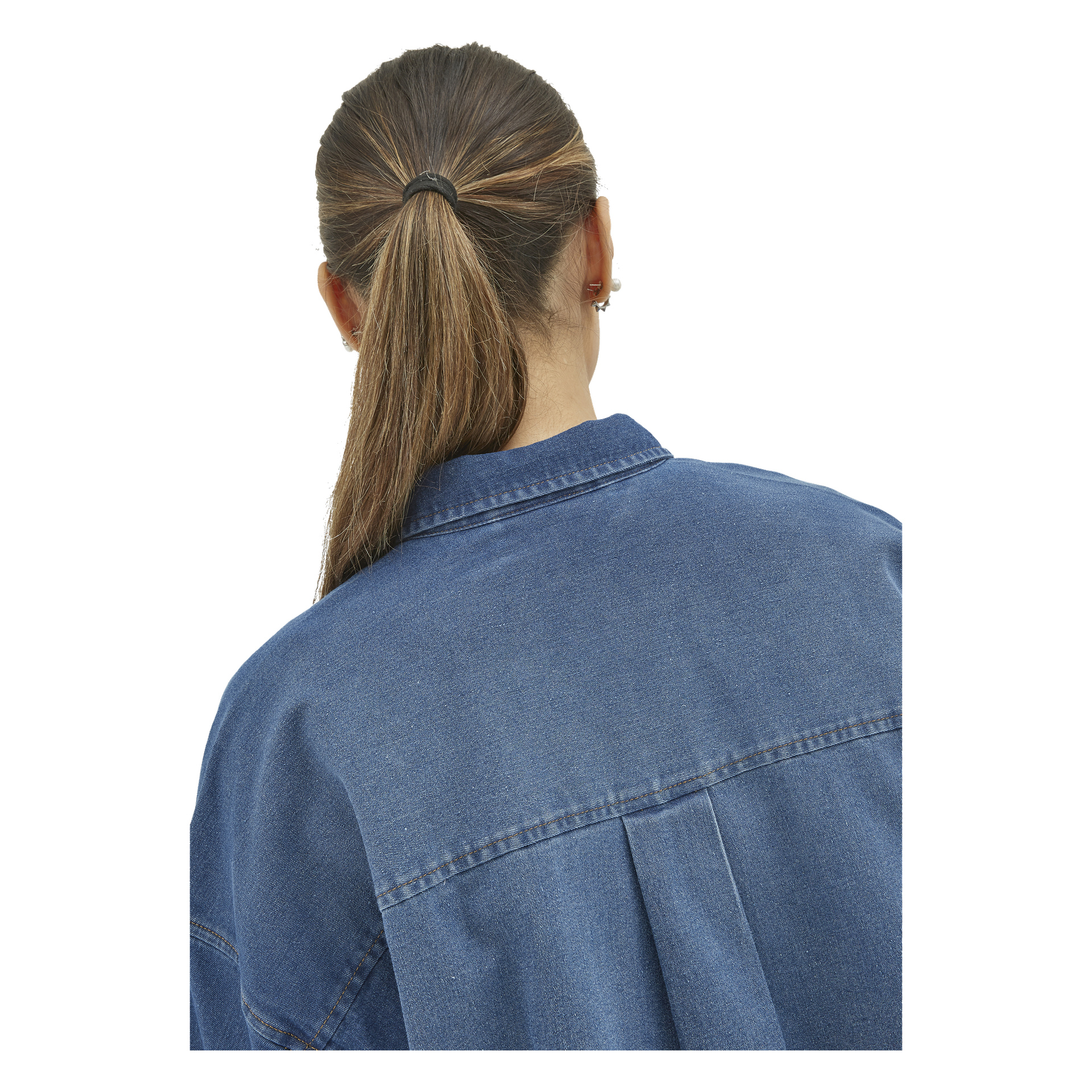 En kvinna med brunt hår i en låg hästsvans syns bakifrån, iklädd "Women's denim shirt Jolene by Bluewear".