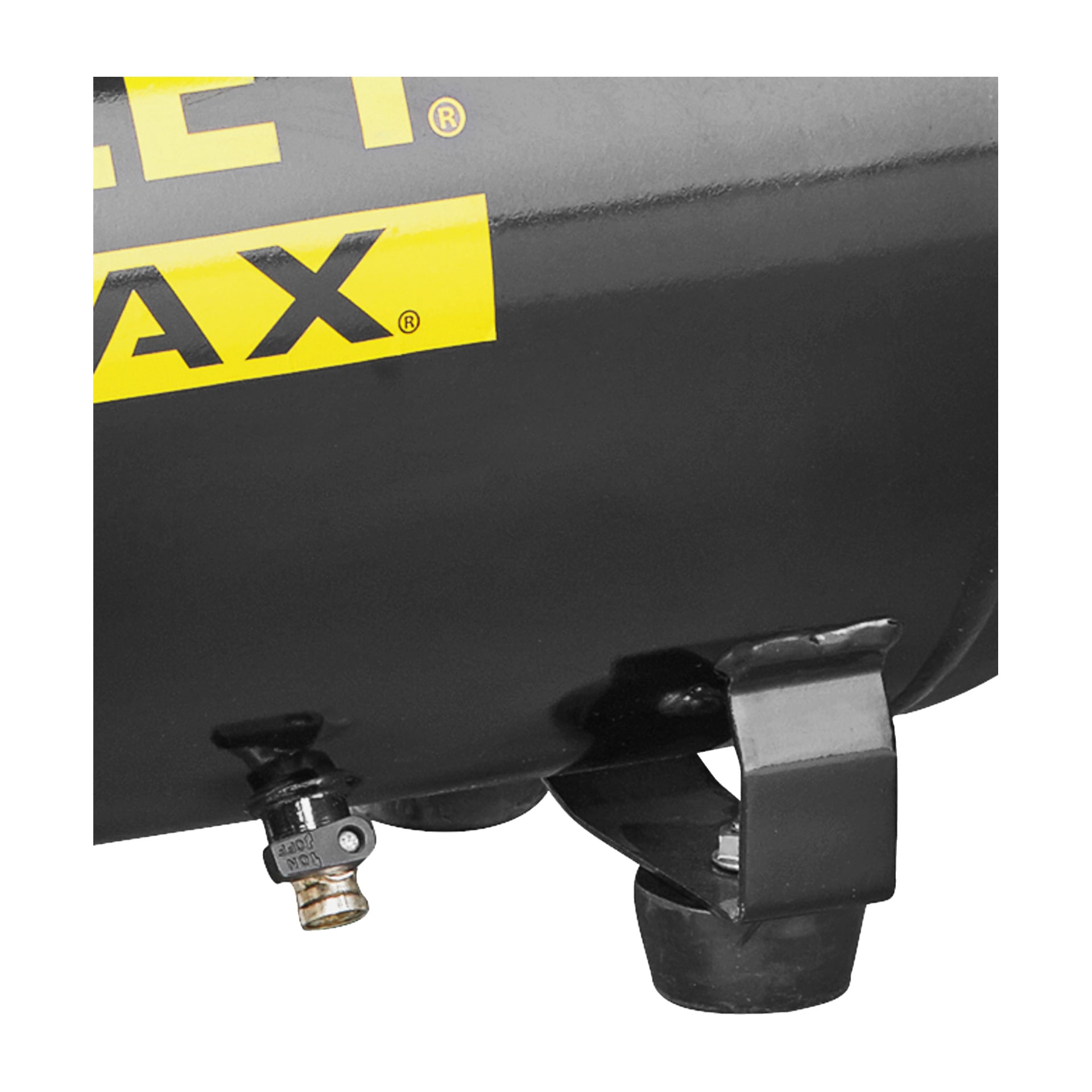 Nahaufnahme des unteren Abschnitts eines Stanley Fatmax Kompressors FMXCMS3050HE, mit einem schwarzen Metalltank mit gelbem Text und Grafiken, einem Metallventil und zwei robusten Metallbeinen zur Unterstützung.