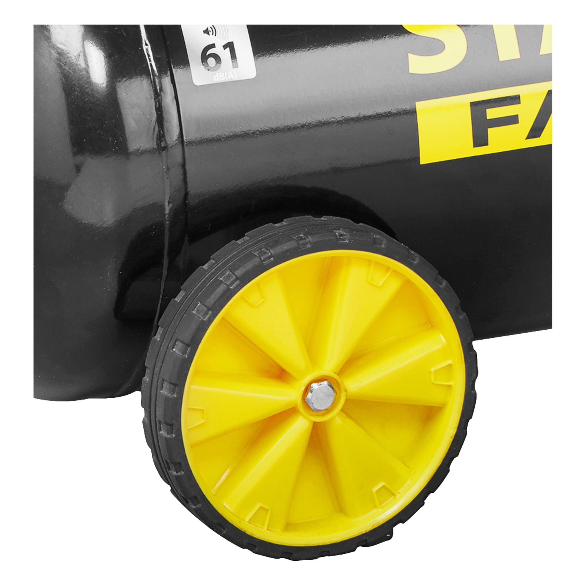 Detaljert bilde av Stanley Fatmax Compressor FMXCMS3050HE, konstruert av svart metall og utstyrt med et gult plasthjul. Over hjulet er det en hvit etikett med teksten «61 dBA», mens en del av den gule logoen kan sees på tanken.