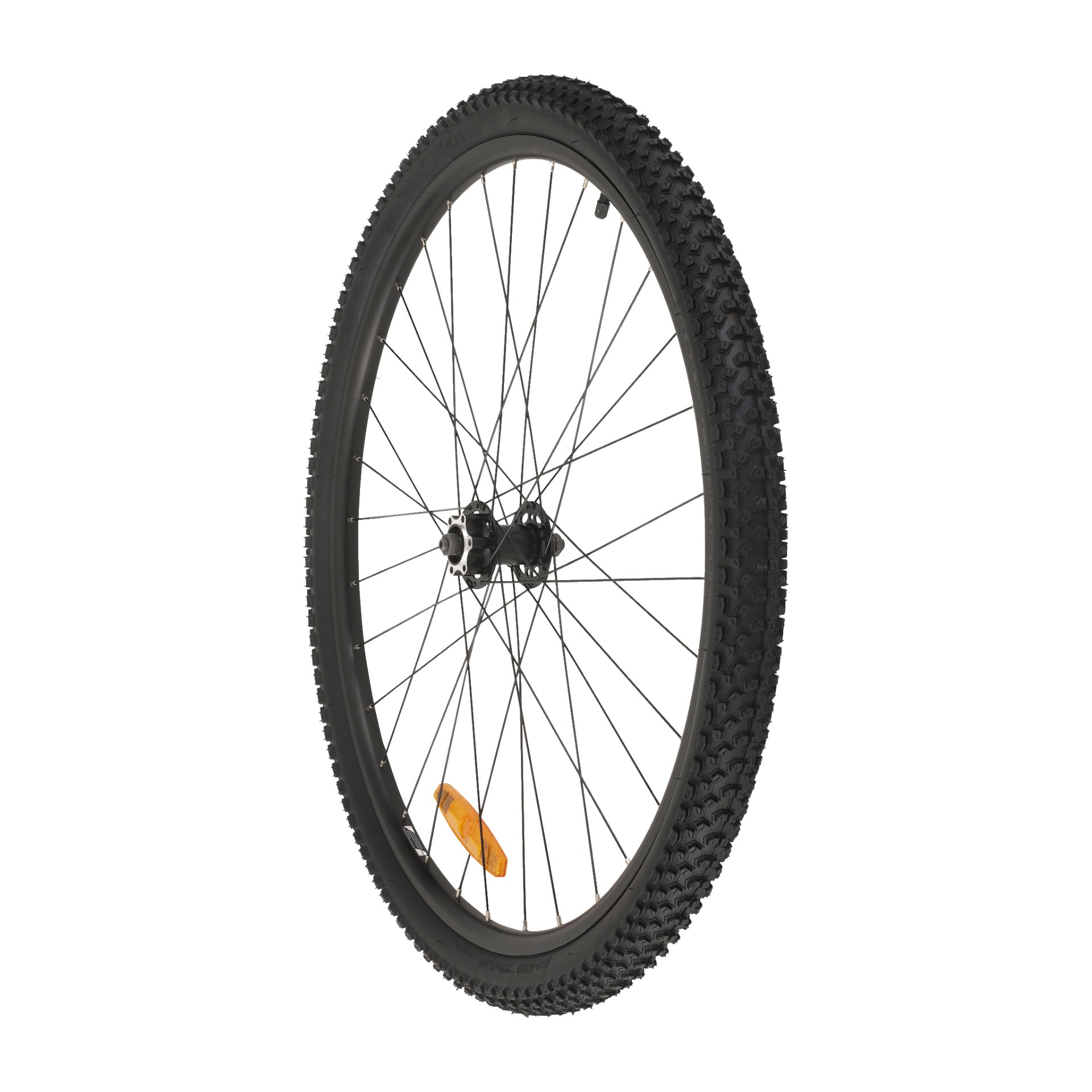 Framfälgen på mountainbiken har ett svart hjul med ett knoppigt däck, metallekrar, centralnav och en orange reflektor.