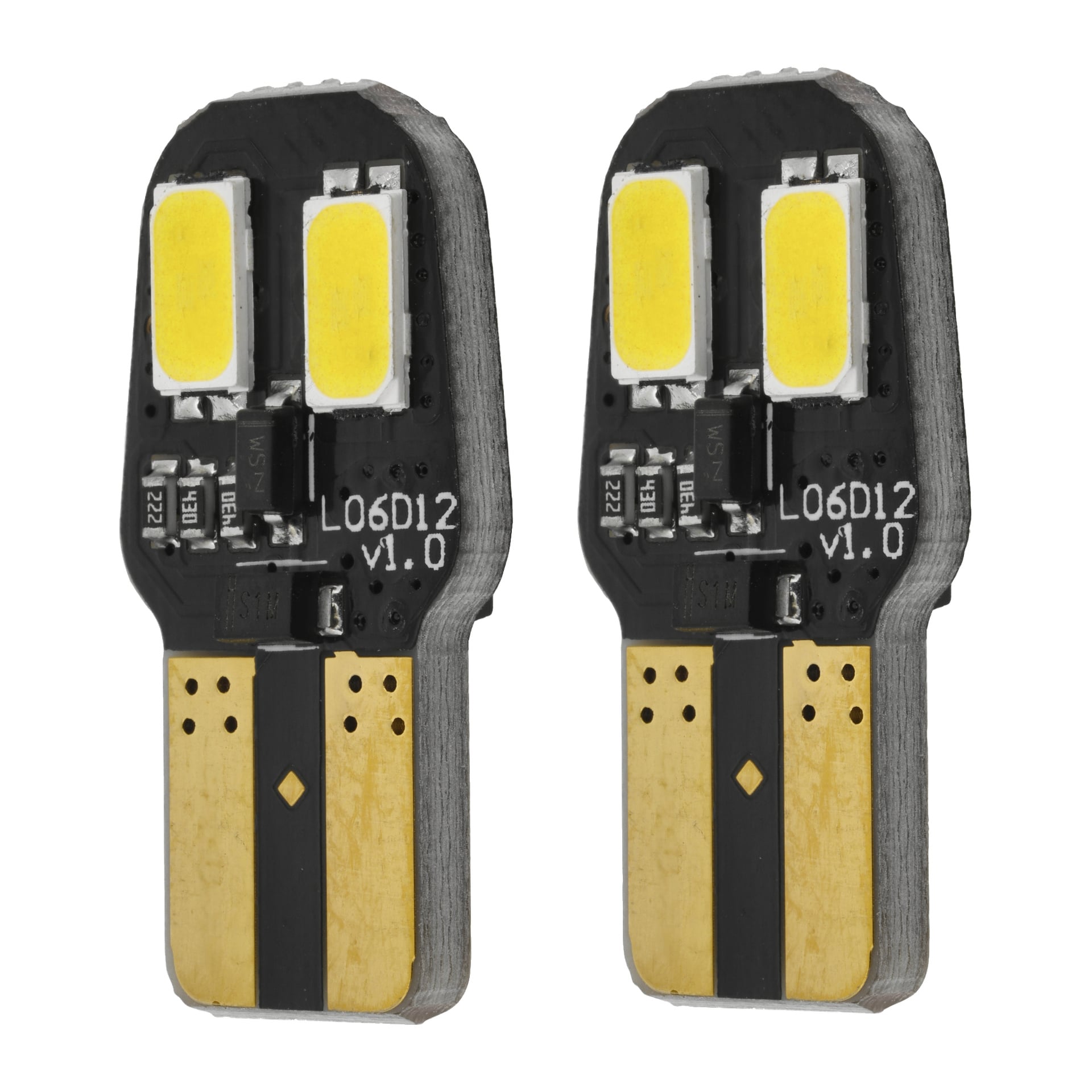 Kaksi identtistä Hamron LED -autopolttimoa (W5W 2 paketti) pienillä mustilla piirilevyillä on keltaiset suorakaiteen muotoiset valonlähettimet, kultaiset liittimet ja teksti, jossa lukee "L06D12 v1.0." Emolevyissä on näkyviä elektronisia komponentteja.