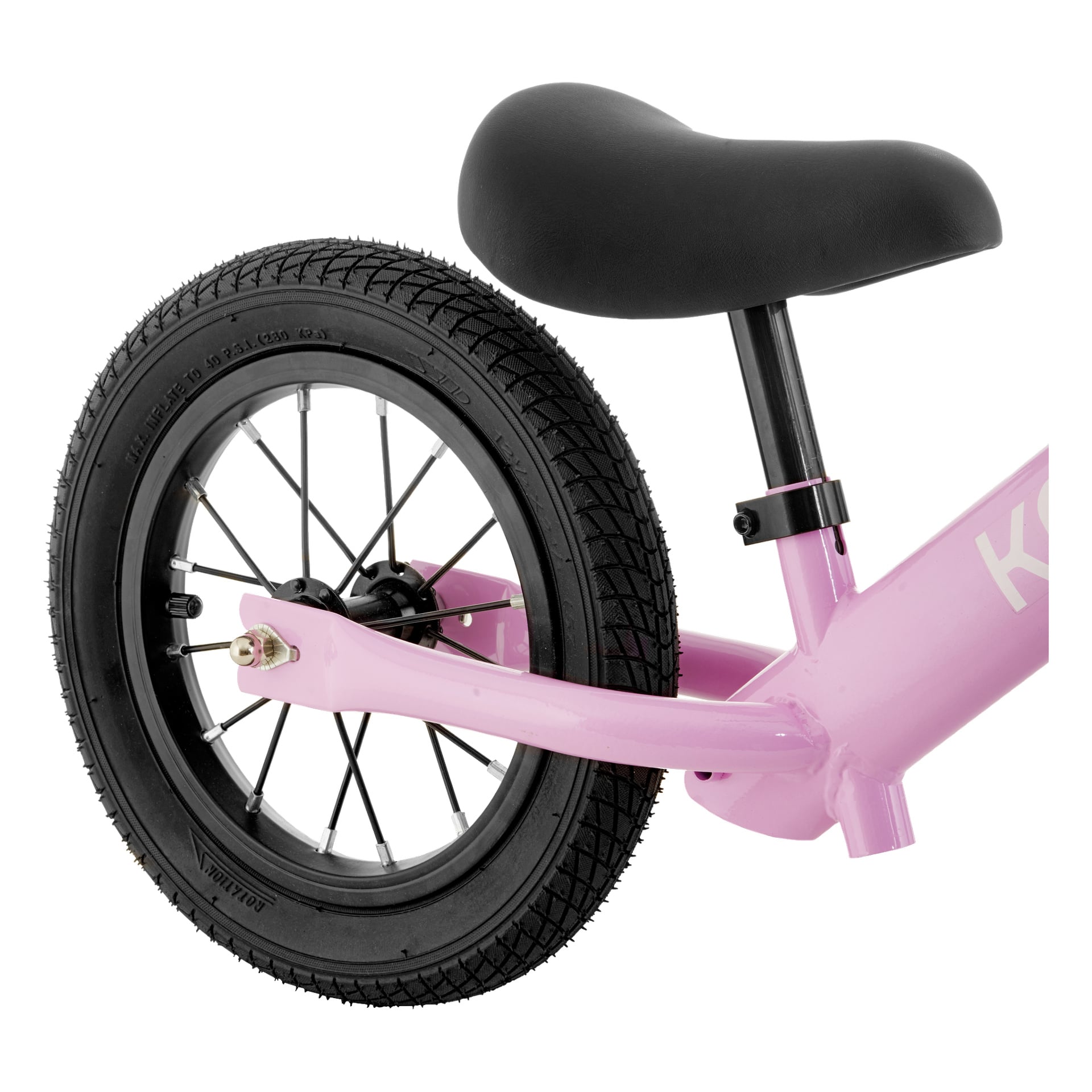 Detaljerad vy av den rosa Kayoba Gymnastikcykeln för barn, med bakhjul med svart däck och ekrar, samt en svart sadel monterad på en metallsadelstolpe.