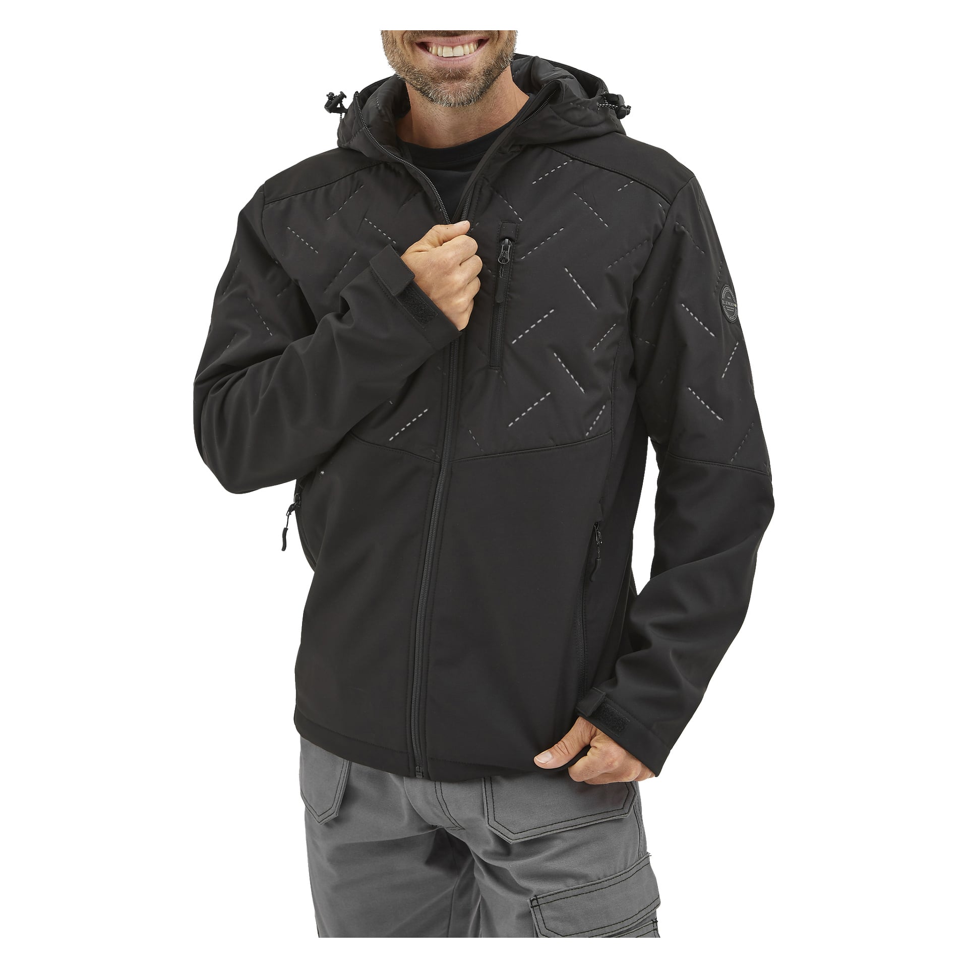 En man visas i Bluewear Lightly vadderad Jerry softshell-jacka, en svart huva med dragkedja och reflekterande detaljer, som justerar dragkedjan med ena handen. Han kombinerar den med grå cargobyxor, och bara den nedre halvan av hans leende ansikte syns.