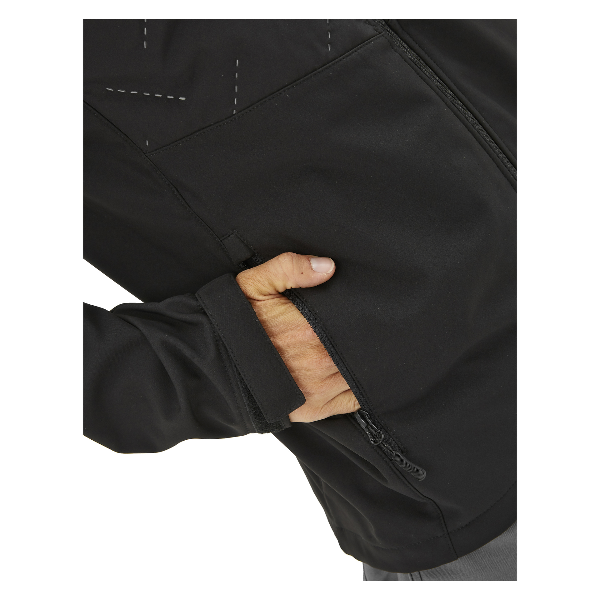 En person modellerar Bluewear Lightly vadderade herrsoftshelljackan Jerry, med höger hand delvis instoppad i en dragkedjasförsedd sidoficka; endast armen och bålen visas.