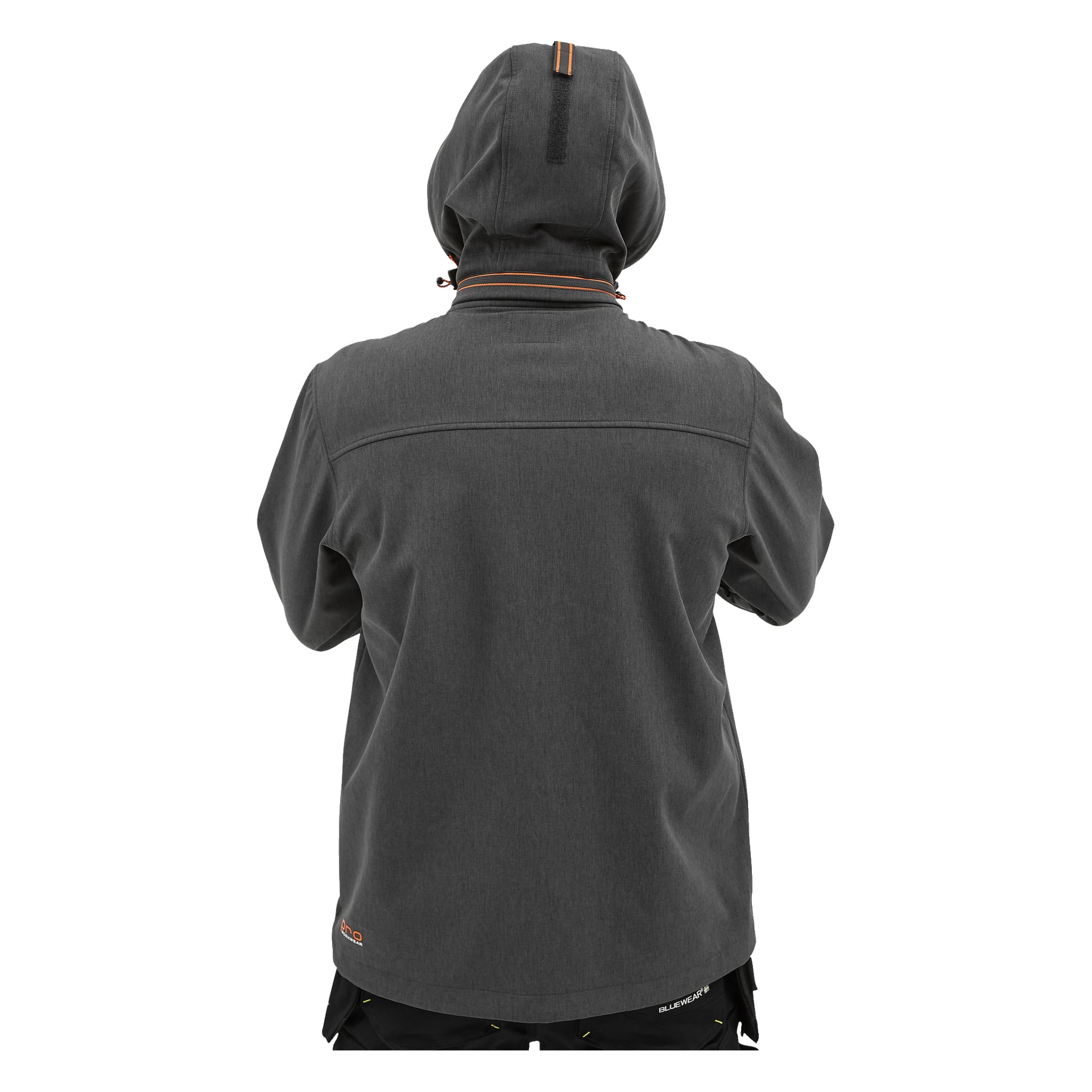 En person ses bakifrån, klädd i Bluewear Pro Workwear Pontus softshelljacka för herrar i mörkgrått med orange detaljer och huva. Jackan sitter löst och personens ansikte syns inte.