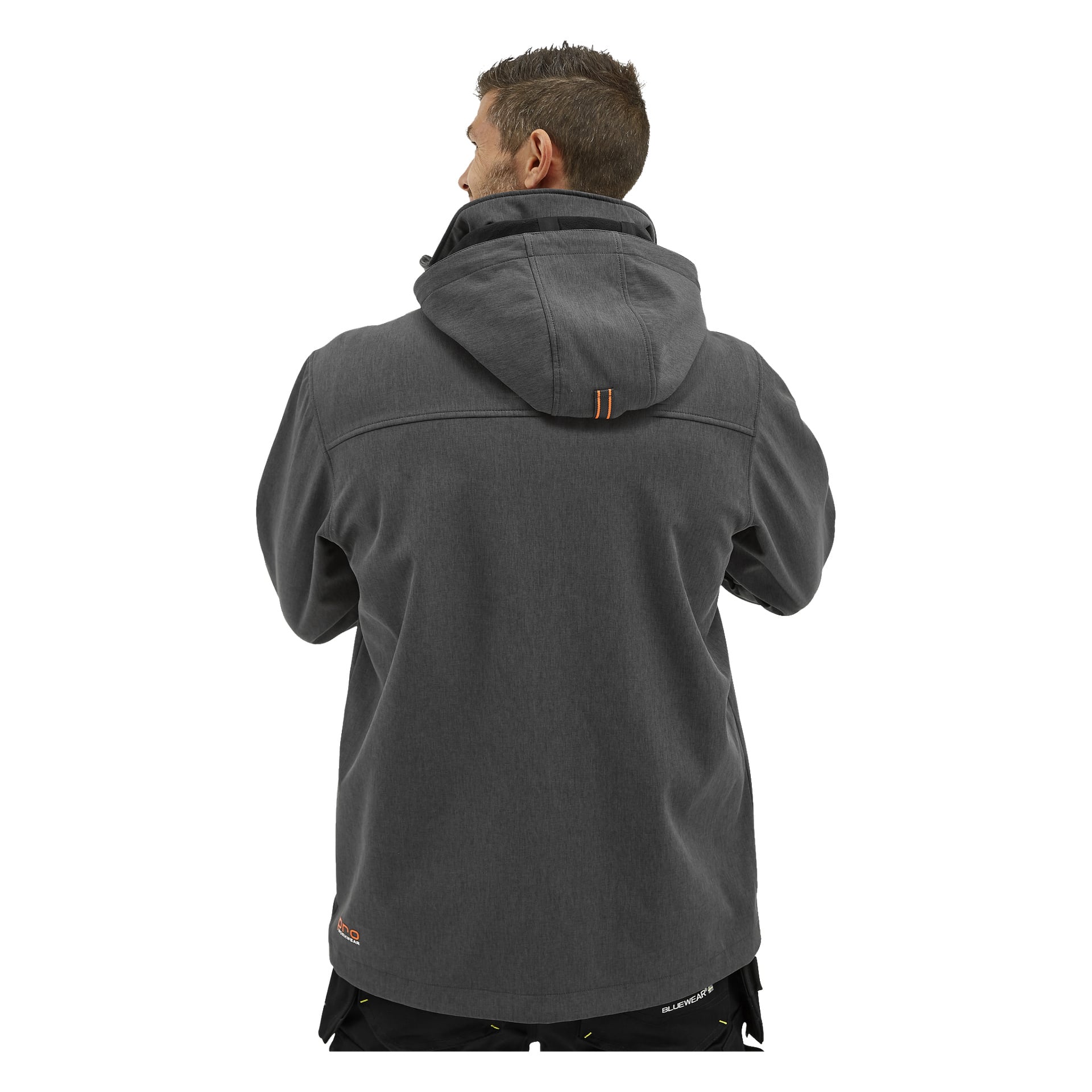 En man syns bakifrån iklädd den mörkgrå Bluewear Pro Workwear Pontus softshell-jackan för herrar, som har hög krage, framträdande sömmar och en liten orange detalj på huvan.