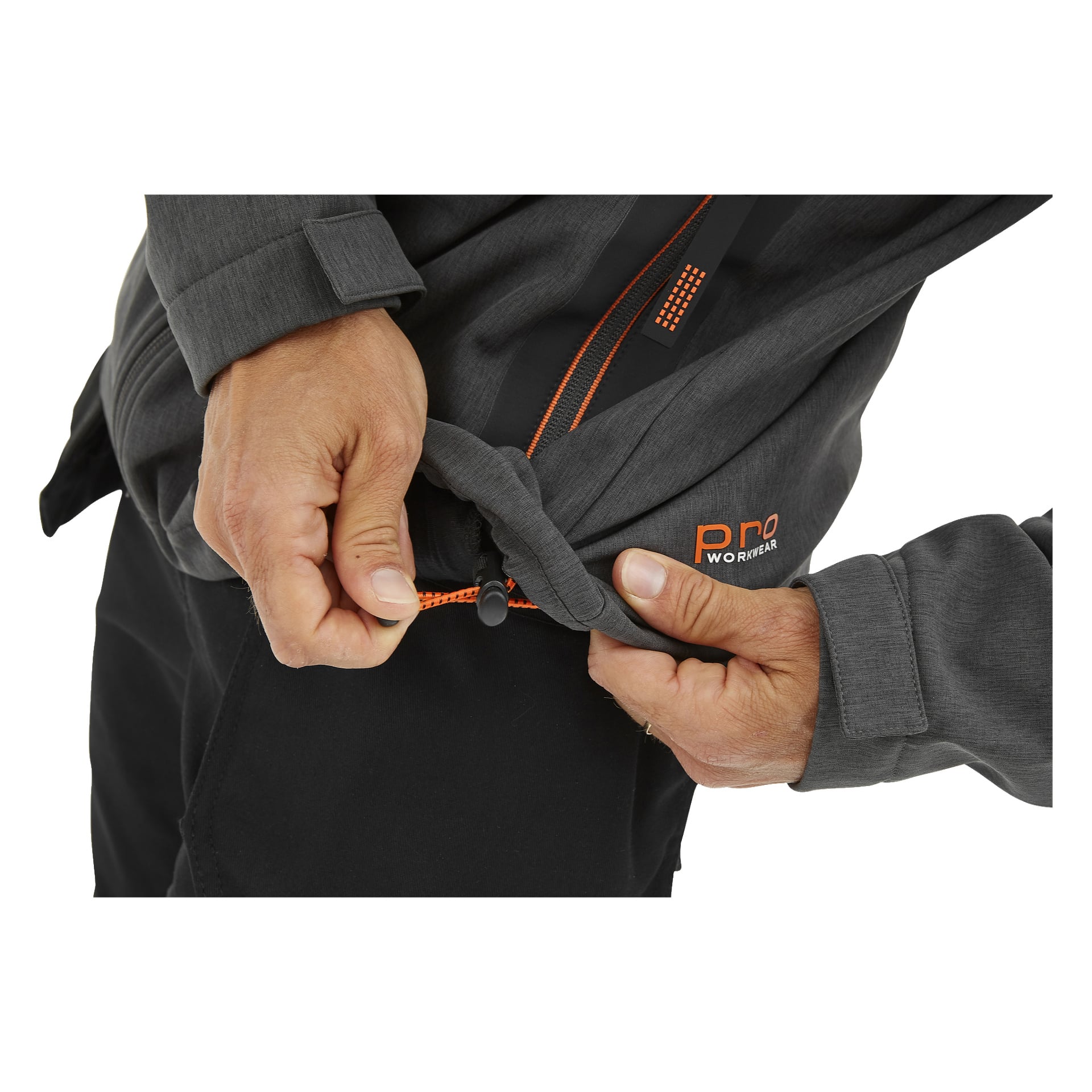 Man justerar den elastiska dragskoen vid fållen på en mörkgrå Pontus softshell-jacka från Bluewear Pro Workwear, med orange dragkedja och synlig märkning, och drar den tätare runt midjan.