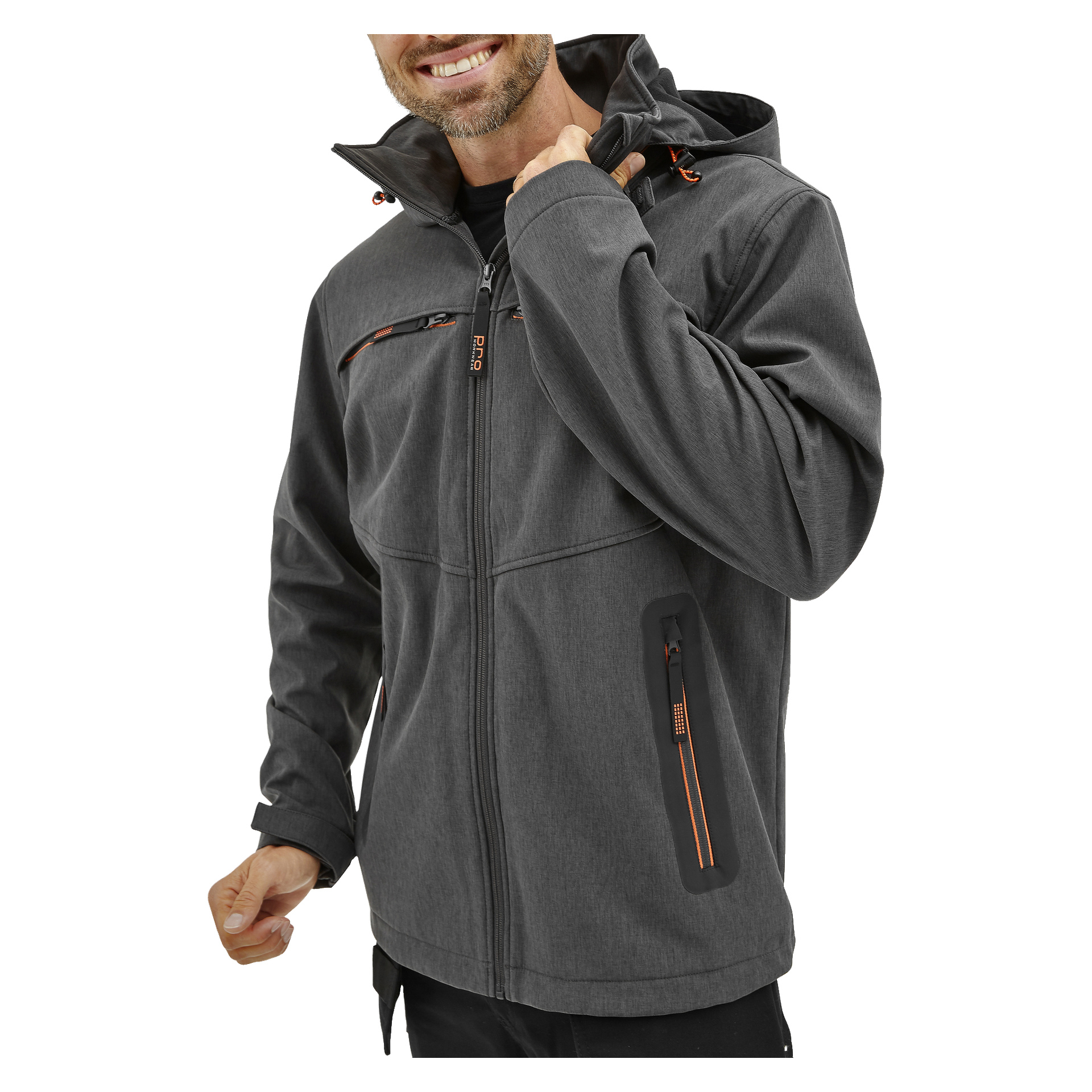 En leende man håller i kragen på sin mörkgrå Bluewear Pro Workwear Pontus softshell-jacka, som har orange dragkedjedetaljer och flera fickor med dragkedja. Jackan har en avslappnad passform.