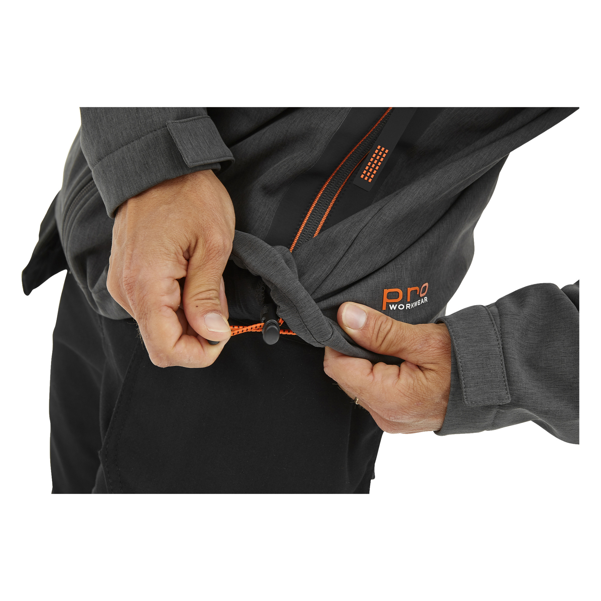 En person drar i det orange snöret längst ner på en mörkgrå Bluewear Pro Workwear Pontus softshell-jacka för att göra den tajtare. Bluewear Pro Workwear-logotypen syns på dragkedjan. Endast personens händer och en del av jackan kan ses.