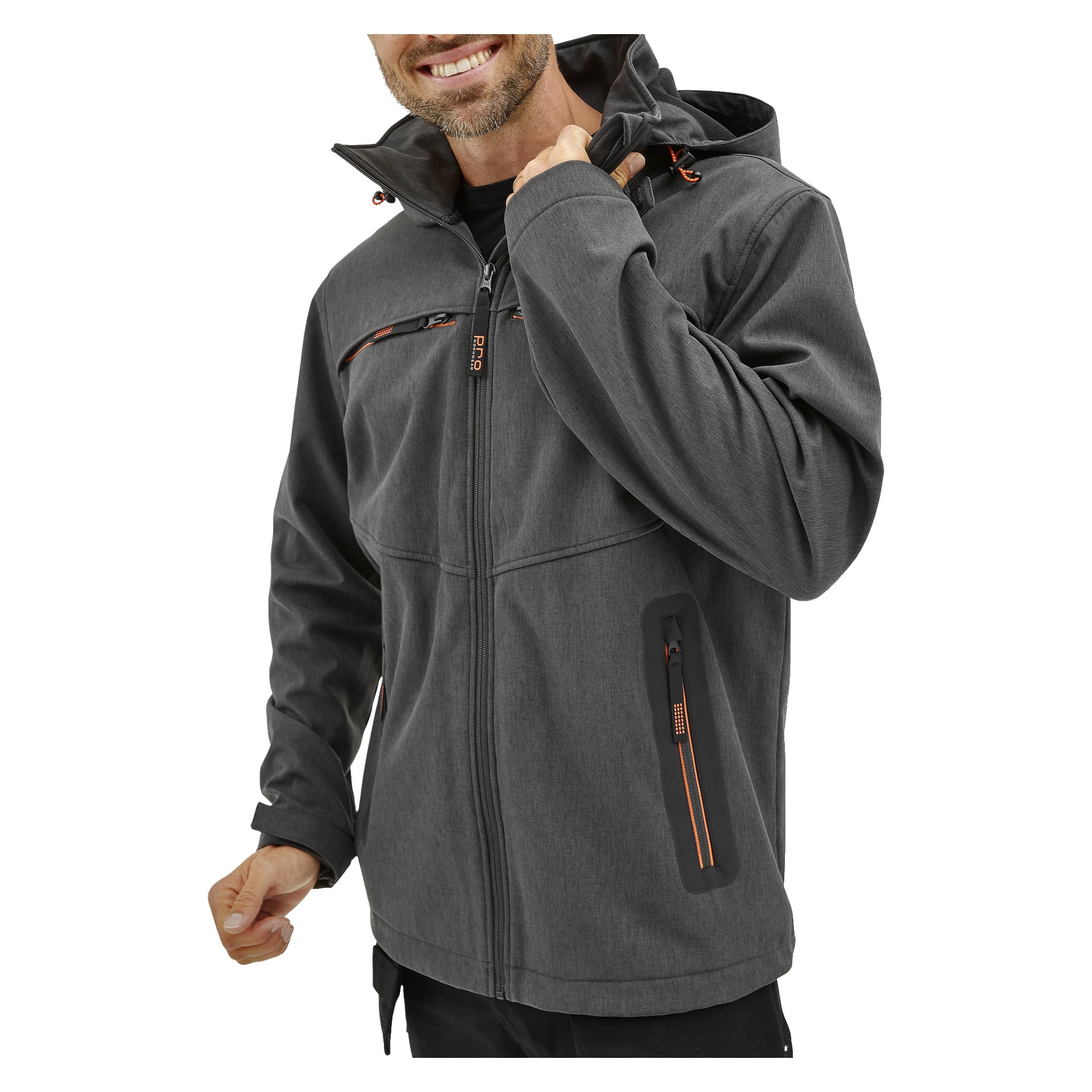 En leende man poserar från överkroppen och uppåt, klädd i Bluewear Pro Workwear Pontus softshelljacka i mörkgrått med orange dragkedjedetaljer och huva, och håller ena handen mot huvans kant.