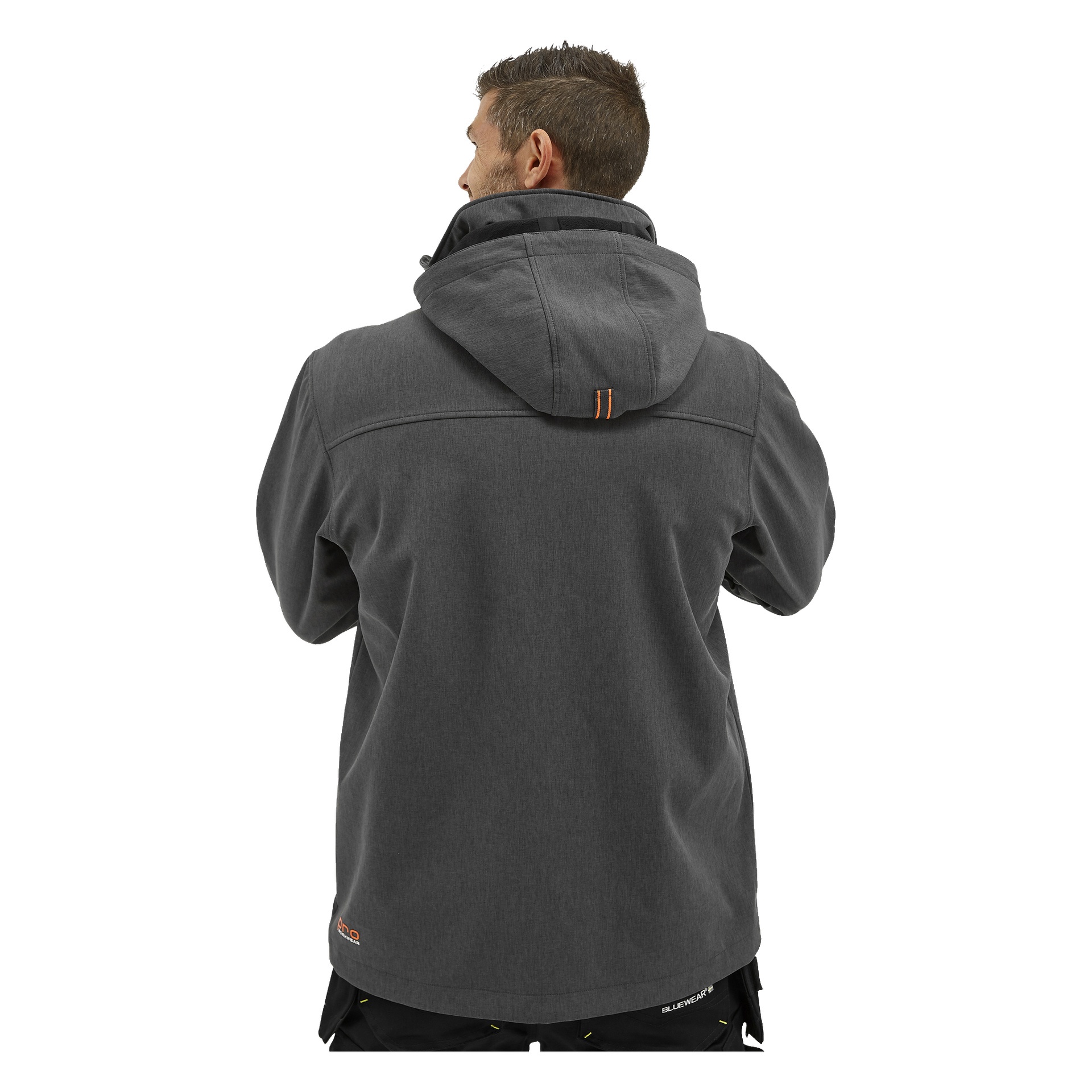 En man syns bakifrån iförd Bluewear Pro Workwear Pontus softshelljacka för herrar i mörkgrått, detaljerad med en orange accent på huvan och en liten logga nära nederkanten av fållen.