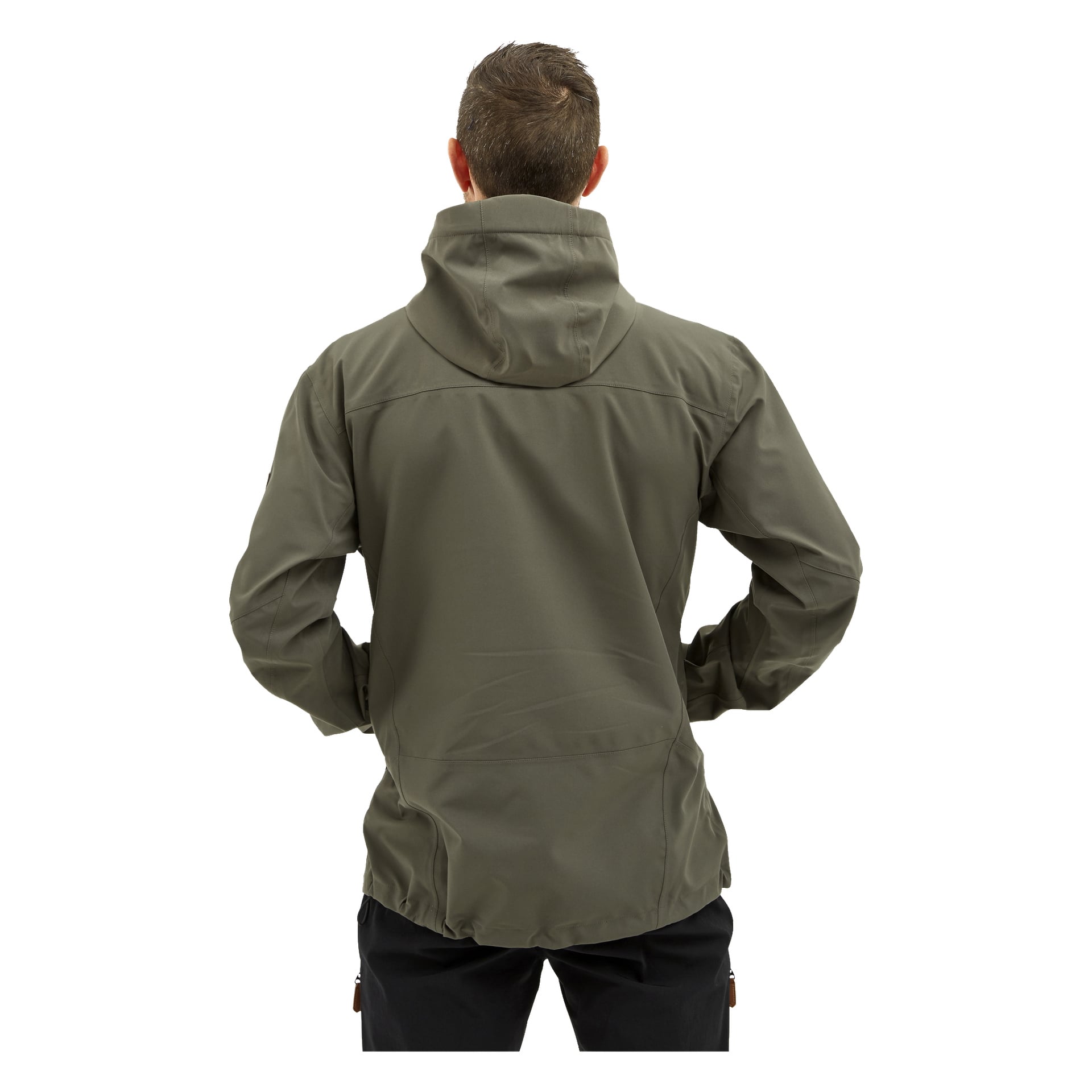 En person, sedd bakifrån, bär Kayoba Outdoor Men's Helag-shelljacka i olivgrönt tillsammans med svarta byxor. Jackan ser ut att vara gjord av ett väderbeständigt tyg.
