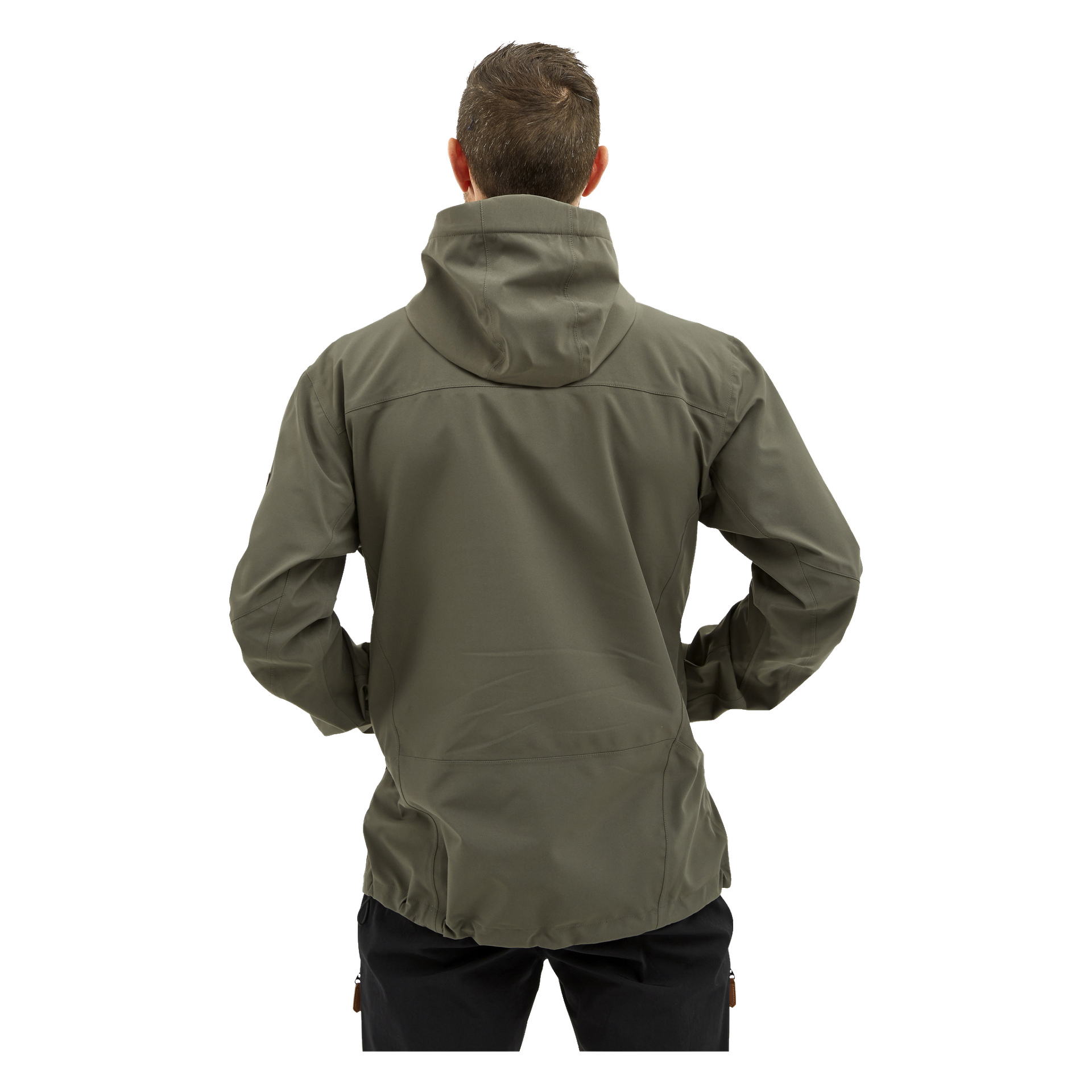 En person syns bakifrån, klädd i en olivgrön Kayoba Outdoor Men's shelljacka Helag och svarta byxor. Deras händer vilar på höfterna och visar bara baksidan.