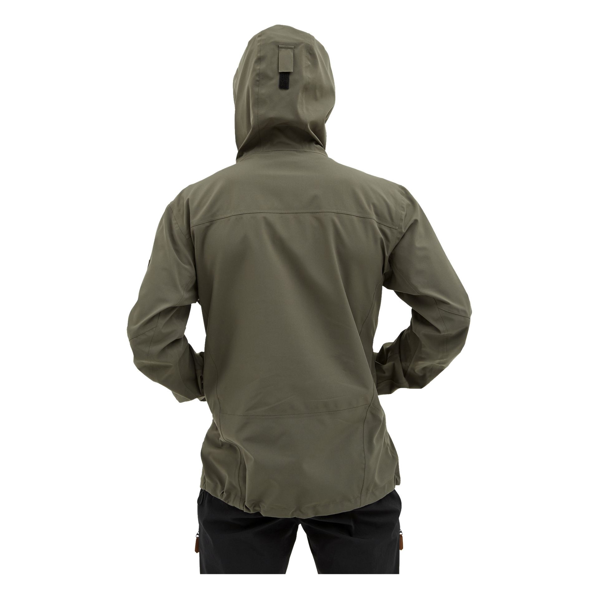 En person, sedd bakifrån, är klädd i Kayoba Outdoor Men's Shell Jacket Helag i olivgrönt med huva på och svarta byxor. Båda händerna placeras på höfterna.