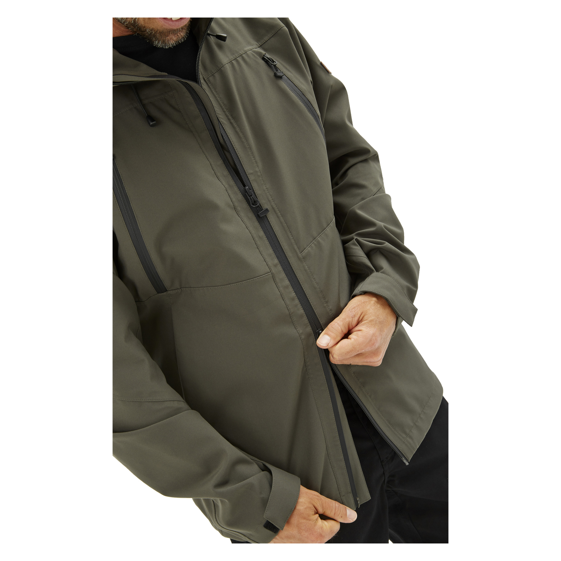 Man drar igen dragkedjan framtill på Kayoba Outdoor Men's shell jacket Helag, med endast nedre ansiktet, överkroppen och händerna synliga för att framhäva jackans design och dragkedja.