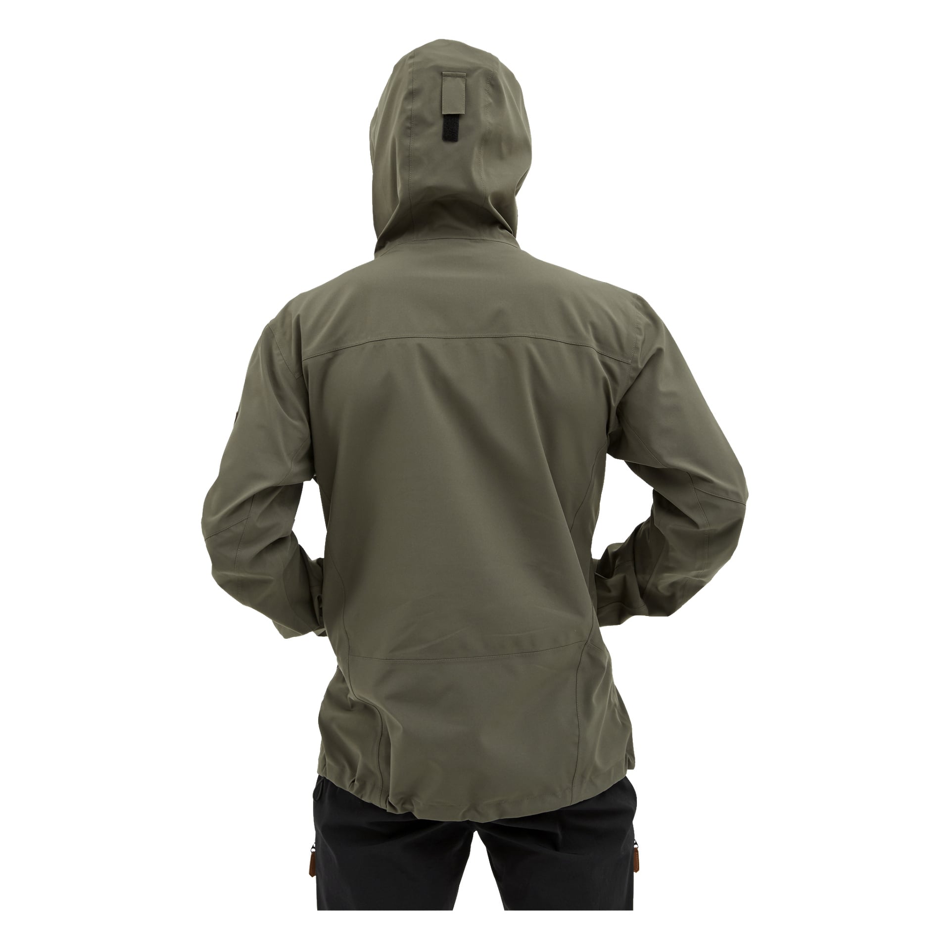 En person ses bakifrån med händerna på höfterna, klädd i Kayoba Outdoor Men's shelljacka Helag i olivgröna och svarta byxor.
