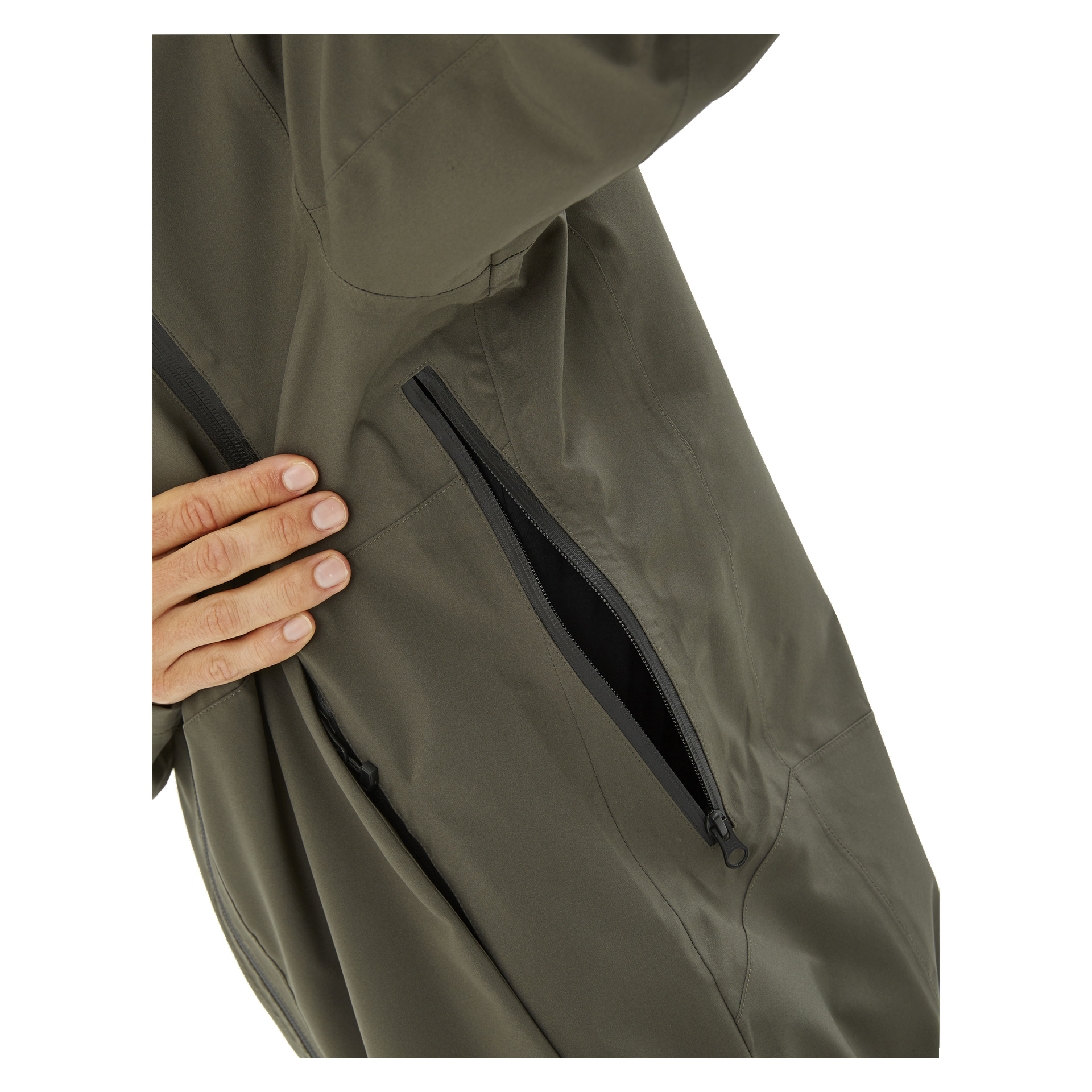 En hand drar i dragkedjan på en sidoficka på den olivgröna Kayoba Outdoor Men's Helag-shelljackan.