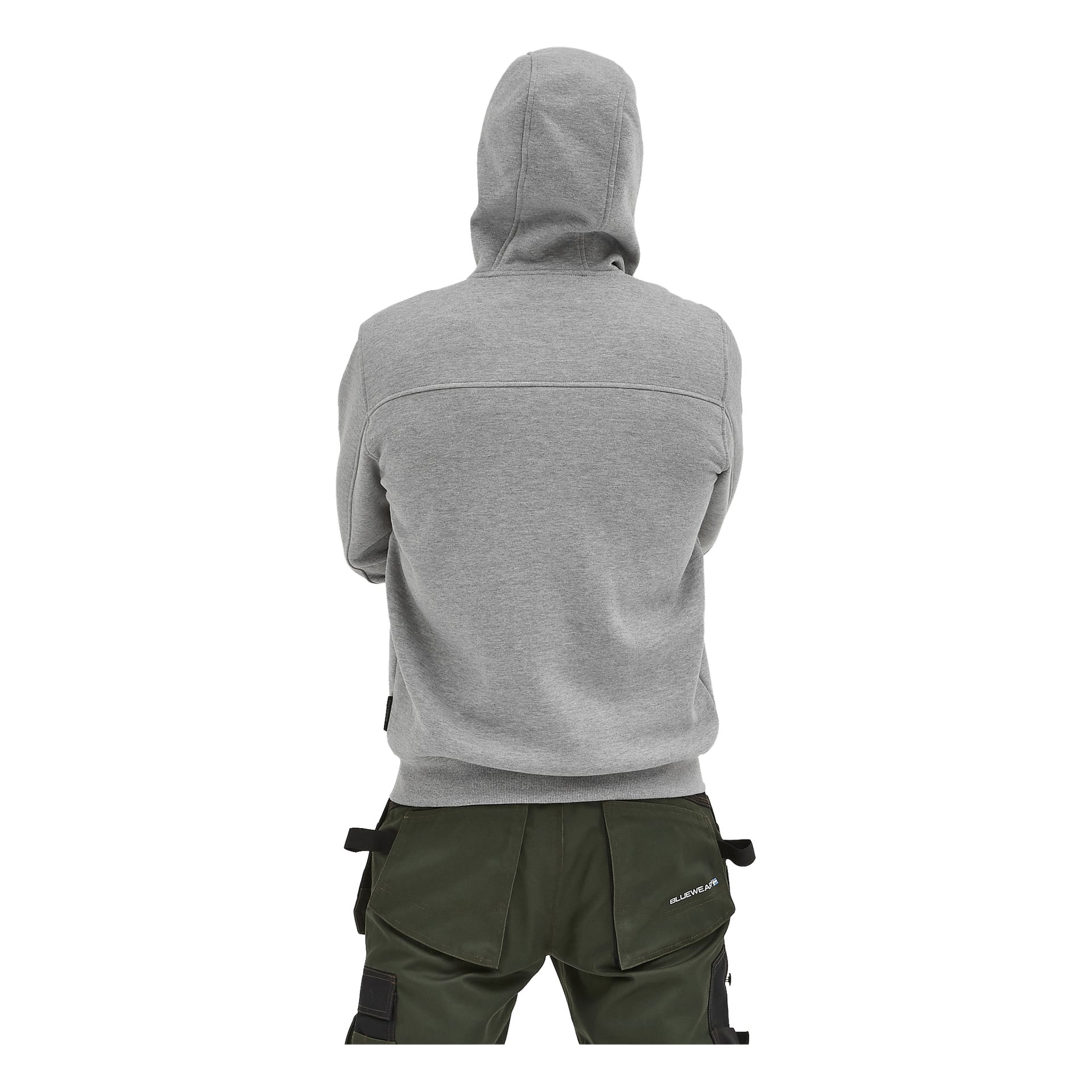 En person står med ryggen vänd, armarna i kors, iklädd en ljusgrå Bluewear Men's hoodie, Anders med huvan uppdragen och mörkgröna byxor med mörka fickor och "Blaklader" skrivet längs sidan.