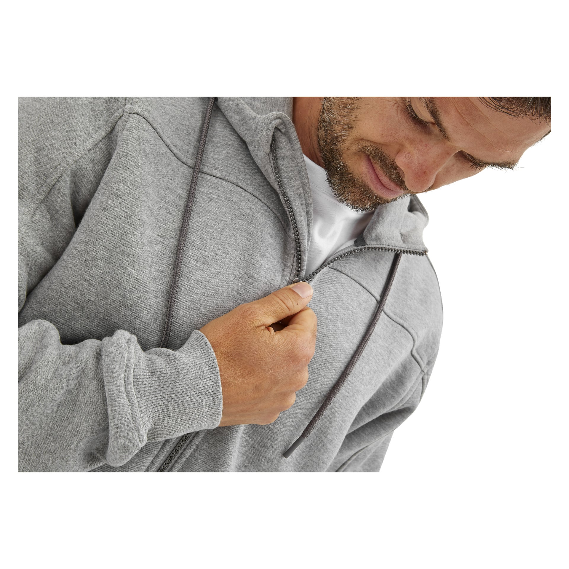 En man tittar ner när han delvis drar ner dragkedjan på framsidan av en Bluewear Men's hoodie, Anders, med fokus på överkroppen, handen och hoodien.