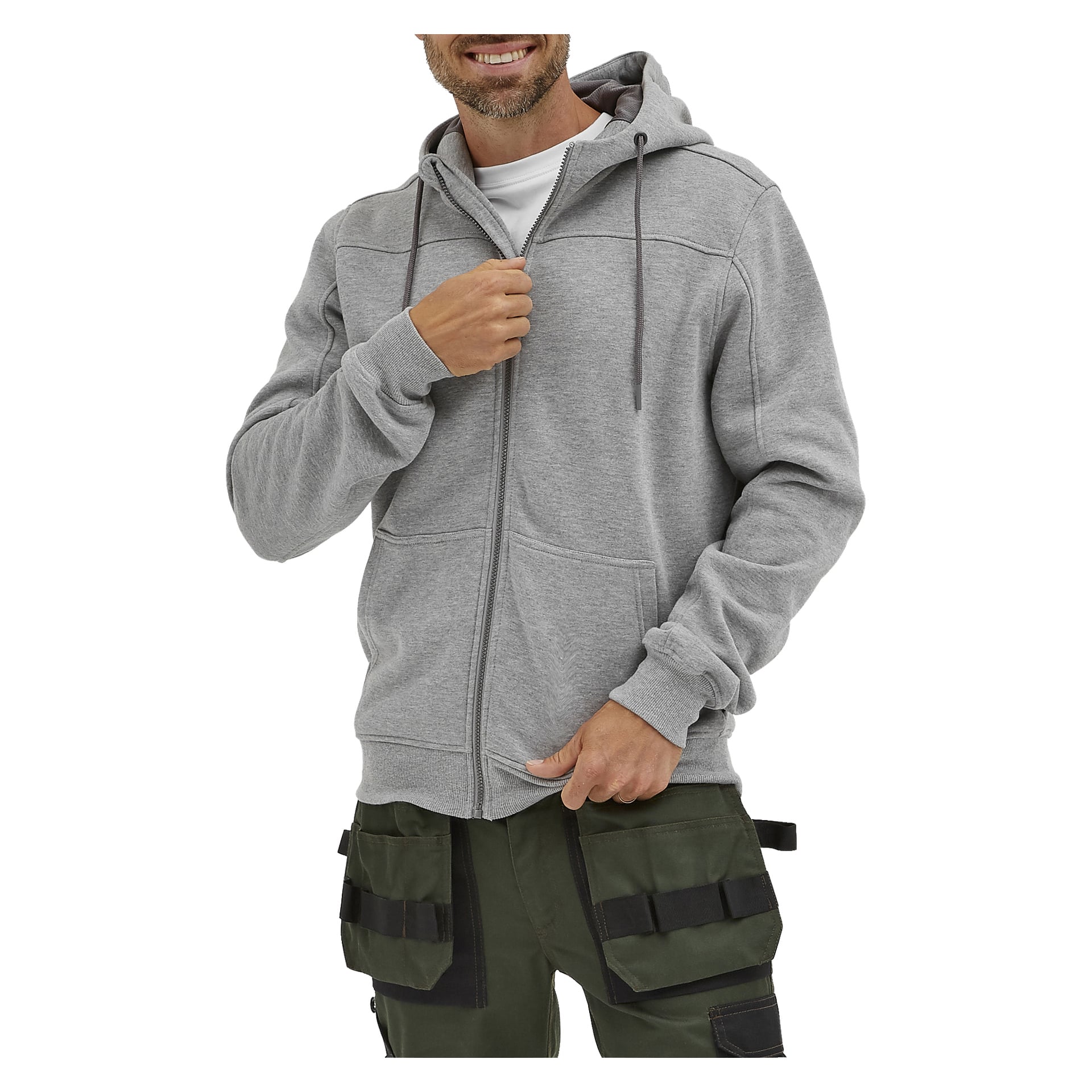 En leende man håller i dragkedjan på sin ljusgrå Bluewear Men's Anders-hoodie, som är lager på lager över en vit skjorta och matchar mörkgröna arbetsbyxor med flera fickor. Bilden visar bara hans överkropp.