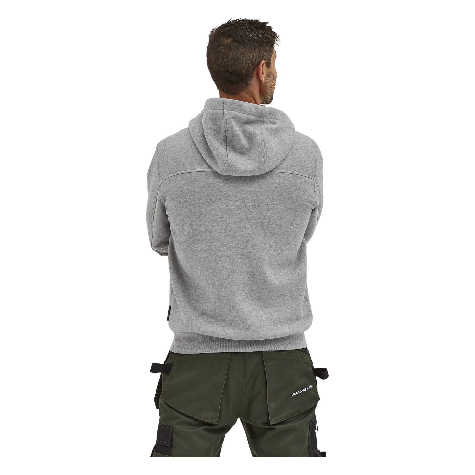 En man, sedd bakifrån med armarna i kors, bär en ljusgrå Bluewear Men's Anders-hoodie med huvan nedåt. Han är klädd i mörkgröna arbetsbyxor med svarta fickor och remmar.