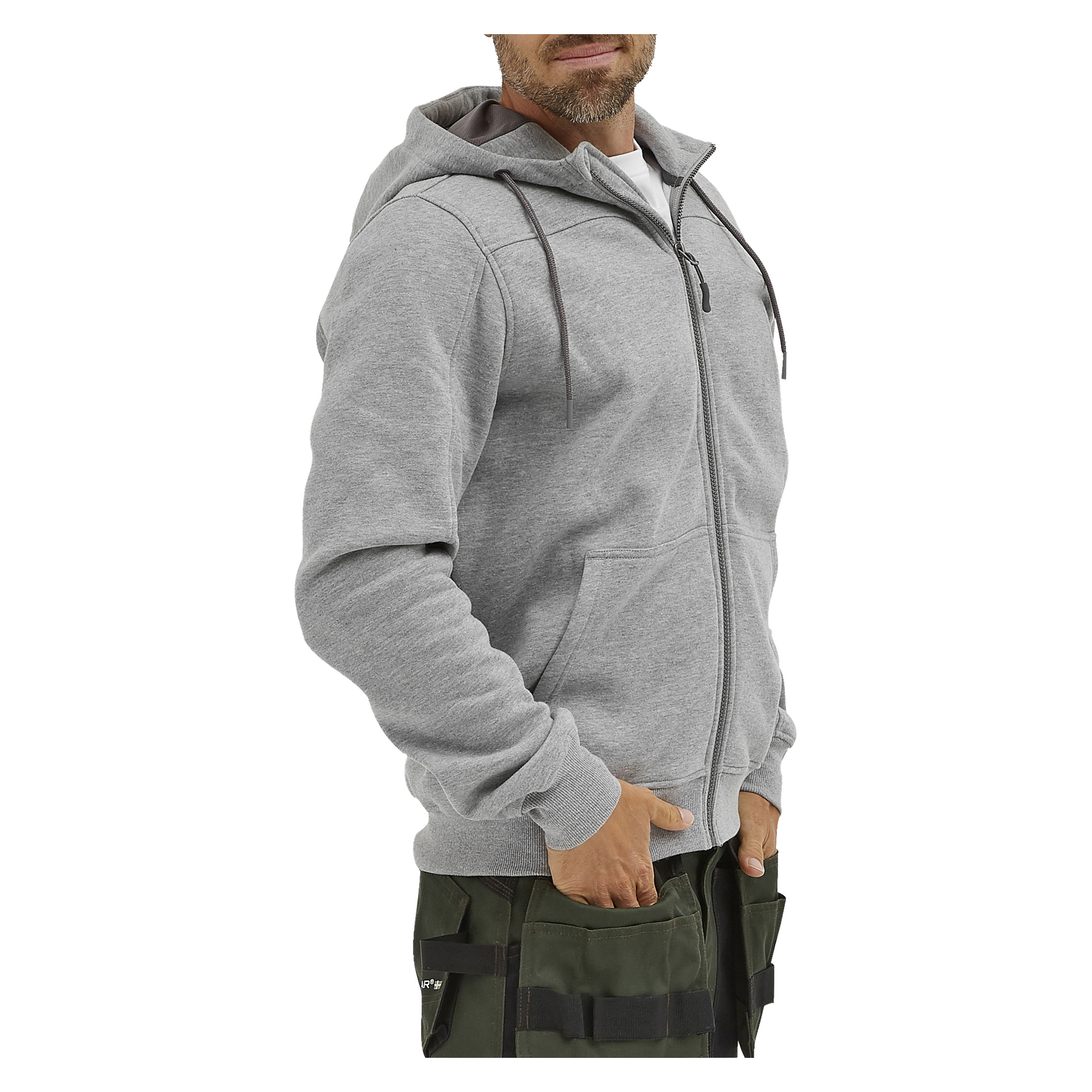 En man visar Bluewear Men's Anders-hoodien i ljusgrått med dragkedja framtill och dragsnören, kombinerat med mörkgröna verktygsbyxor. Han står i en liten vinkel, ena handen nonchalant i fickan.