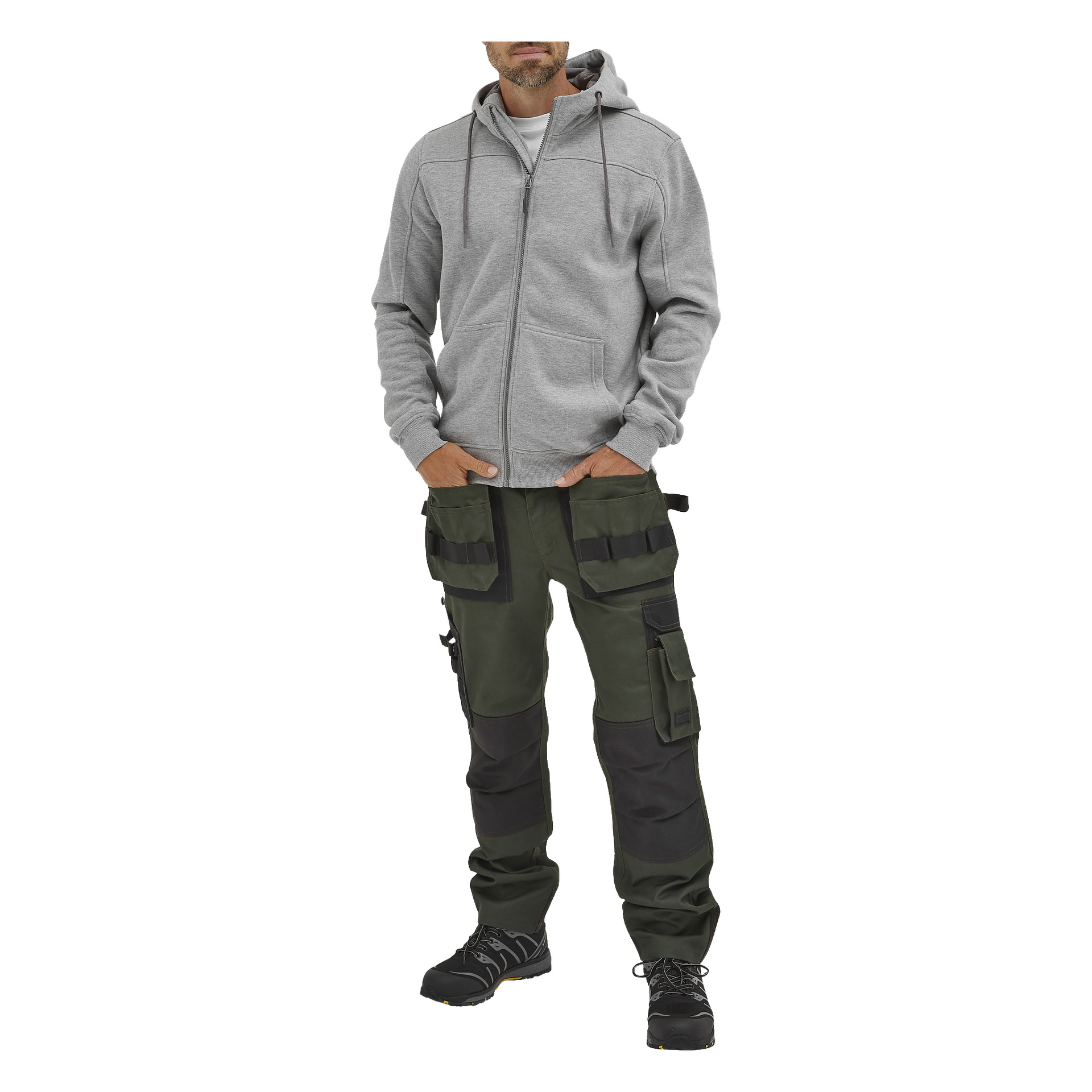 En man står framåt, klädd i en Bluewear Men's Anders-hoodie, olivgröna och svarta arbetsbyxor med flera fickor och svarta arbetsstövlar. Hans händer vilar i fickorna.
