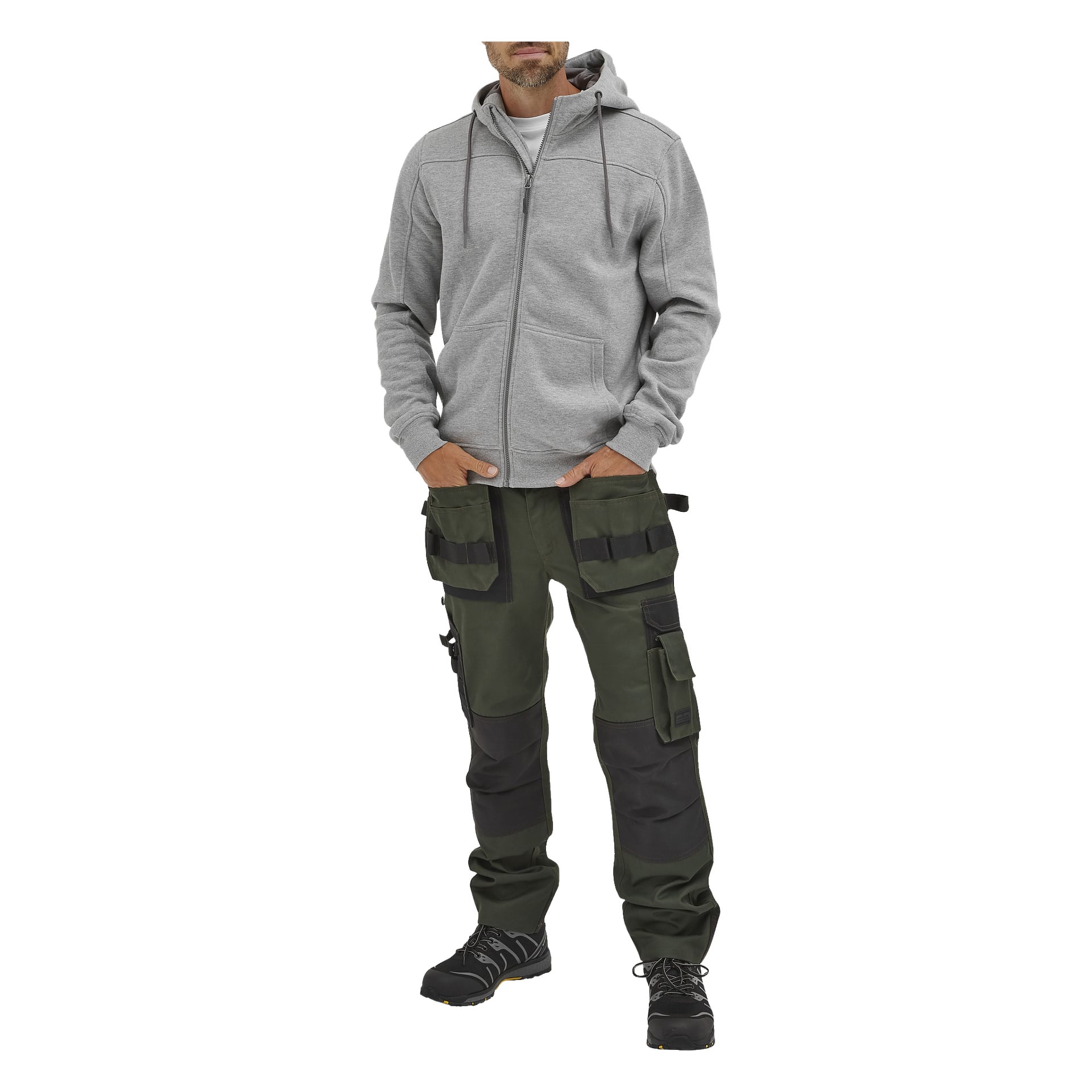 En man står framåt med händerna i fickorna och huvan nedåt, klädd i en ljusgrå Bluewear Men's Anders-hoodie, gröna och svarta cargo-arbetsbyxor med flera fickor och svarta arbetsskor.
