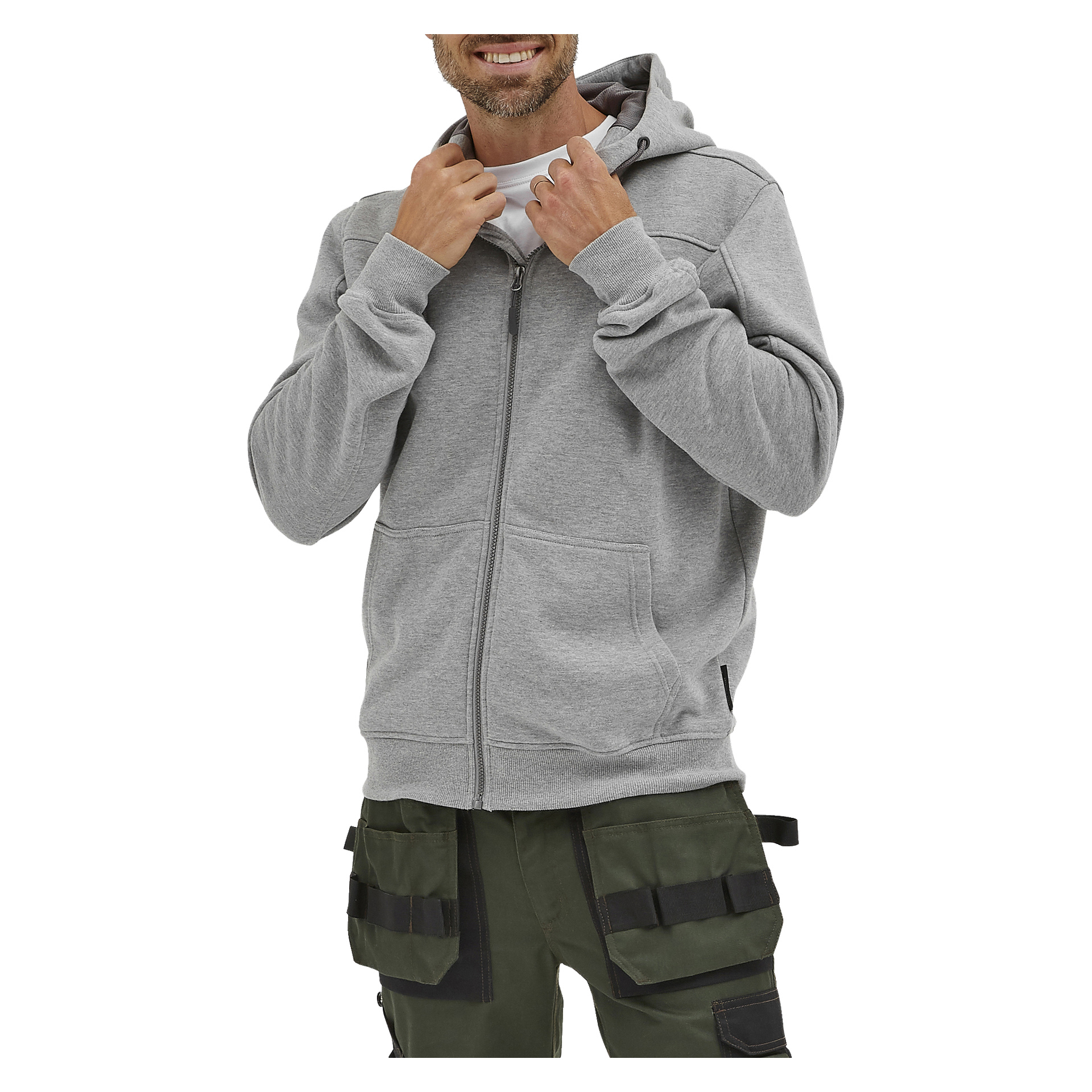 En leende person justerar den ljusgrå Bluewear Men's Anders-hoodien, som bärs över en vit skjorta med olivgröna cargobyxor med svarta fickor. Hoodien har dragkedja framtill och två sidofickor.