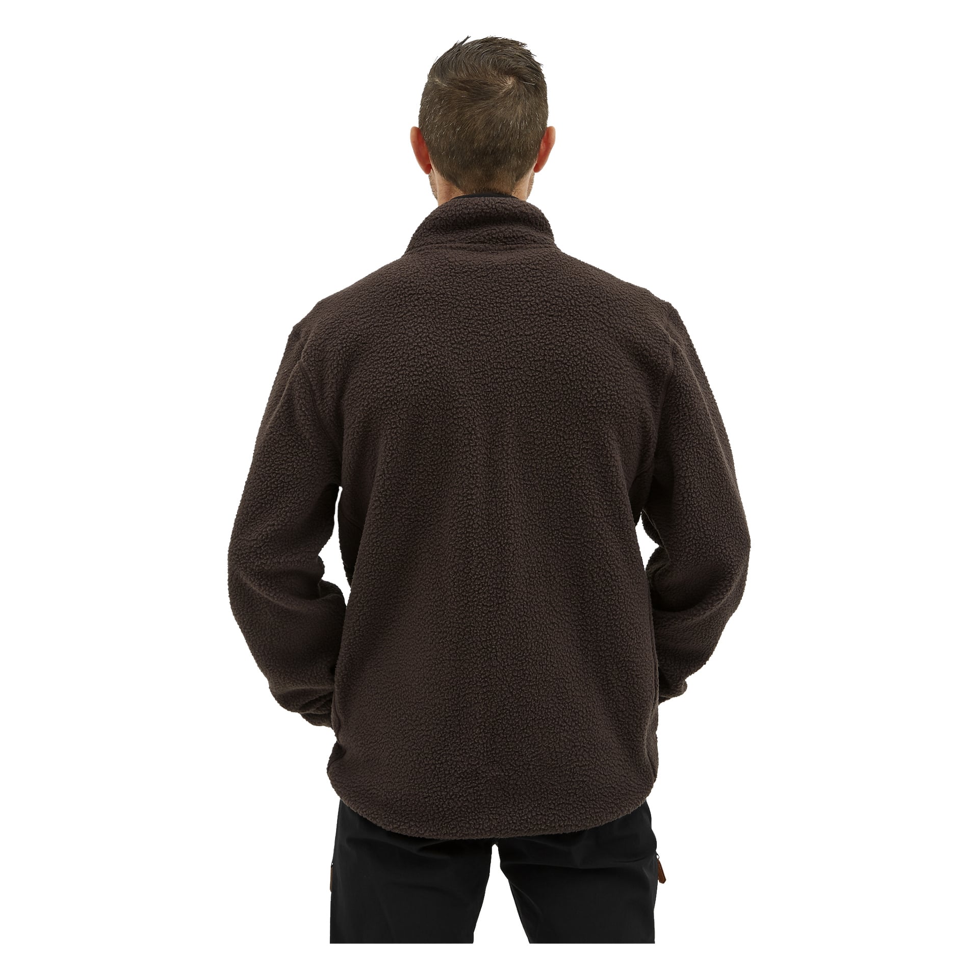 En person syns bakifrån, klädd i Kayoba Outdoor Men's pile jacket, Ljusdal i mörkbrunt, kombinerad med svarta byxor. Den texturerade fleecejackans rygg syns tydligt, med personens armar naturligt vilande vid sidorna.