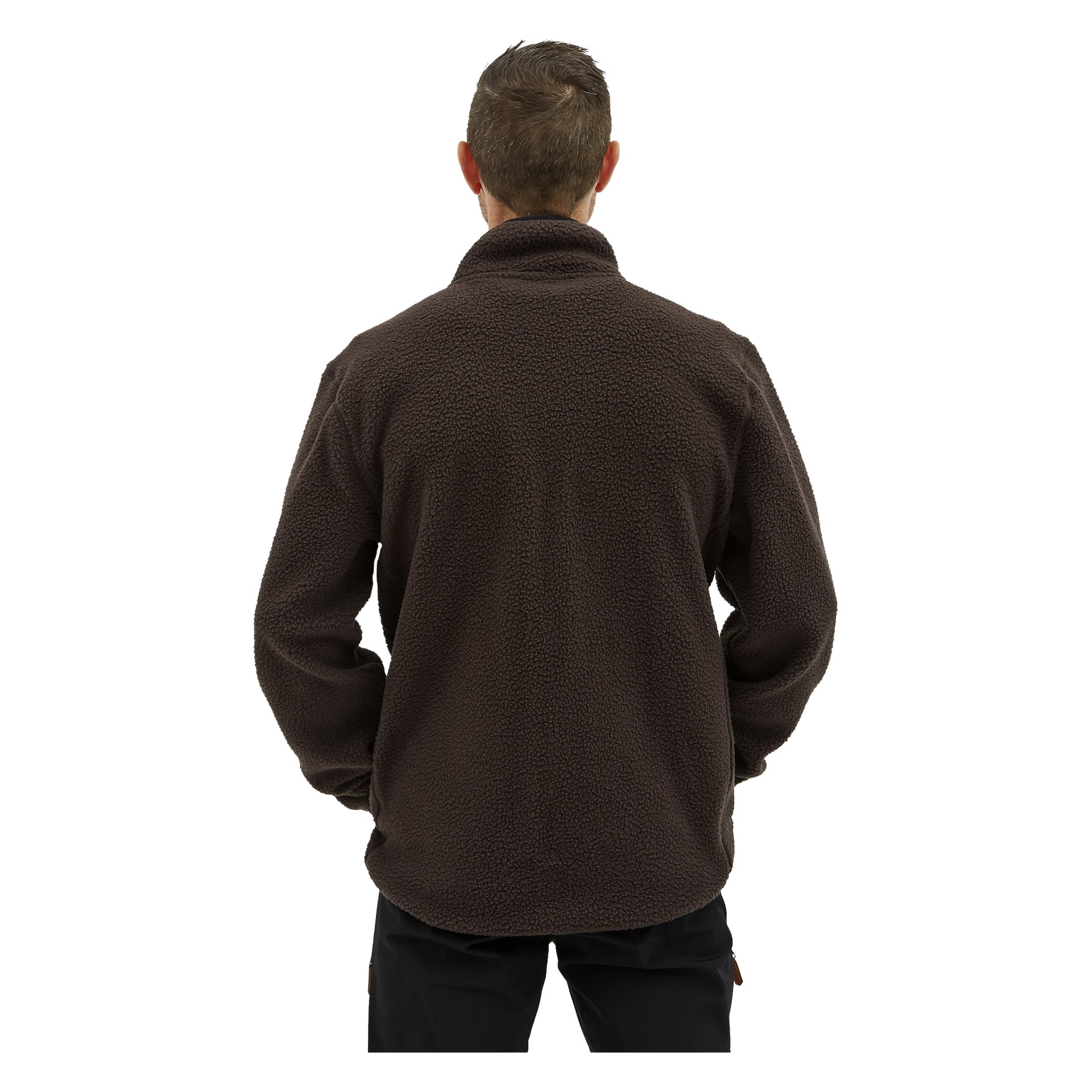 En man, sedd bakifrån, bär en mörkbrun Kayoba Outdoor Men's pile-jacka Ljusdal och svarta byxor.